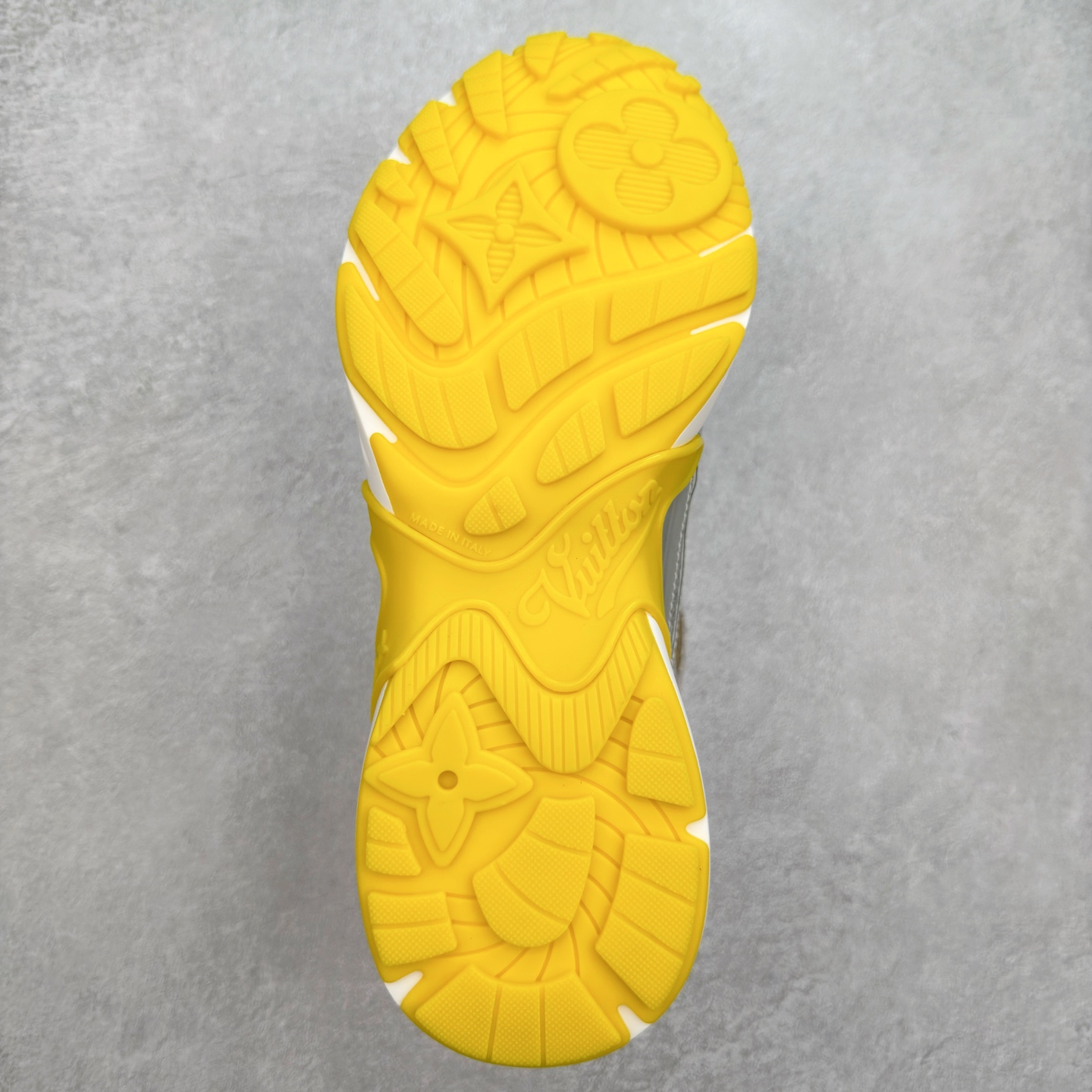 图片[9]-𝐋𝐕 𝟮𝟱𝐬𝐬春夏新款𝐓𝐑𝐀𝐈𝐍𝐄𝐑系列蓝球鞋运动鞋 硬货上新 高级感十足！国内外博主刷爆的一款，复古又时髦 上脚美炸了！官网主推款★ ➢鞋面材质：头层牛皮 ➢鞋里材质：高密度进口网布 ➢鞋底材质：原版开模双色TPU组合大底 ➢鞋码选购：35-45 盼星星盼月亮 我的LOUIS VUITTON Olympia休闲鞋终于到手啦! 穿了一段时间必须来和大家唠唠真实感受~ – 优点 – 颜值封神：黑色鞋面简约又高级鞋身的LV经典元素低调又吸睛 圆头设计可爱又减龄低帮款式完美露出脚踝轻松打造大长腿既视感 搭配牛仔裤或者小裙子日常通勤还是约会出街都超有范儿每次穿都被要链接 – 脚感舒适：鞋面是柔软的优质皮革贴脚不磨脚 鞋垫有恰到好处的厚度和弹性走一整天路也不会觉得脚掌酸痛逛街暴走无压力对咱们爱走路的女生太友好 – 品质抗打：细节处理堪称一绝缝线细密均匀五金配件质感十足耐磨又耐脏不愧是大牌品质感觉能穿好多年 –-选品中心