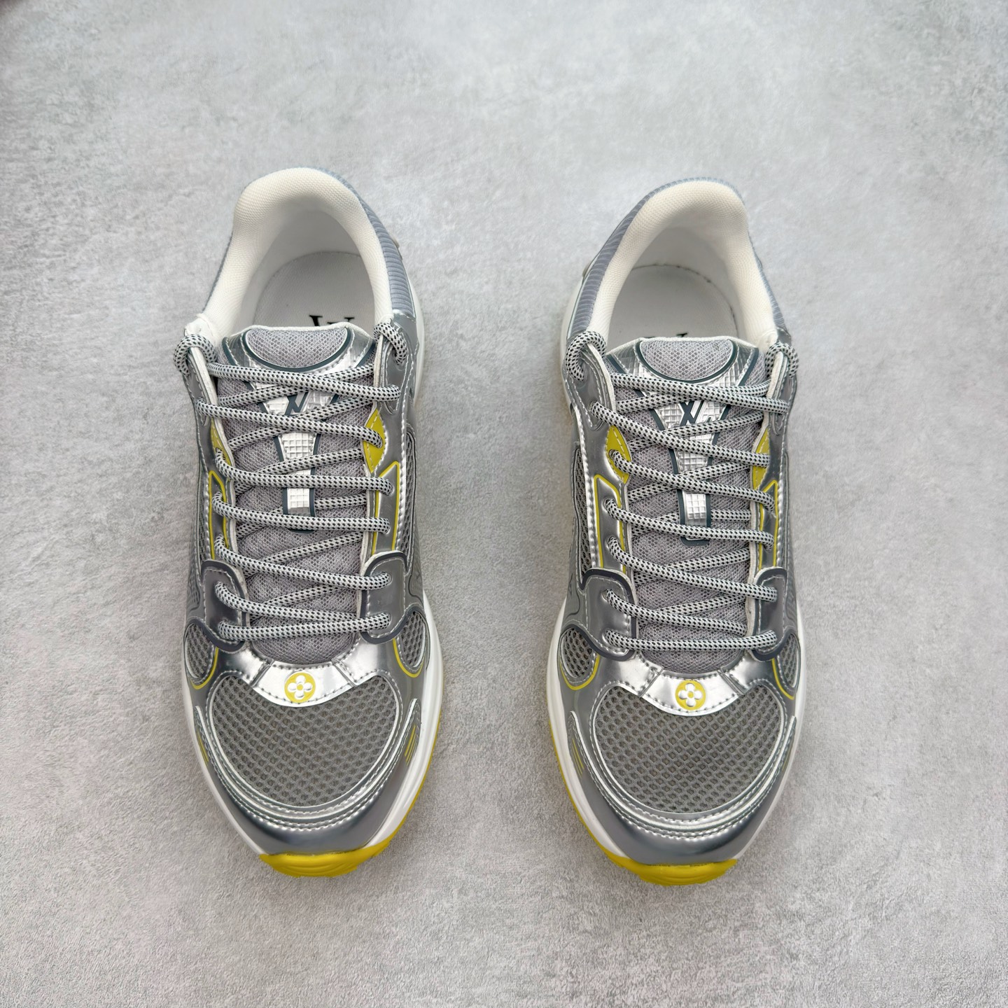 图片[2]-𝐋𝐕 𝟮𝟱𝐬𝐬春夏新款𝐓𝐑𝐀𝐈𝐍𝐄𝐑系列蓝球鞋运动鞋 硬货上新 高级感十足！国内外博主刷爆的一款，复古又时髦 上脚美炸了！官网主推款★ ➢鞋面材质：头层牛皮 ➢鞋里材质：高密度进口网布 ➢鞋底材质：原版开模双色TPU组合大底 ➢鞋码选购：35-45 盼星星盼月亮 我的LOUIS VUITTON Olympia休闲鞋终于到手啦! 穿了一段时间必须来和大家唠唠真实感受~ – 优点 – 颜值封神：黑色鞋面简约又高级鞋身的LV经典元素低调又吸睛 圆头设计可爱又减龄低帮款式完美露出脚踝轻松打造大长腿既视感 搭配牛仔裤或者小裙子日常通勤还是约会出街都超有范儿每次穿都被要链接 – 脚感舒适：鞋面是柔软的优质皮革贴脚不磨脚 鞋垫有恰到好处的厚度和弹性走一整天路也不会觉得脚掌酸痛逛街暴走无压力对咱们爱走路的女生太友好 – 品质抗打：细节处理堪称一绝缝线细密均匀五金配件质感十足耐磨又耐脏不愧是大牌品质感觉能穿好多年 –-选品中心