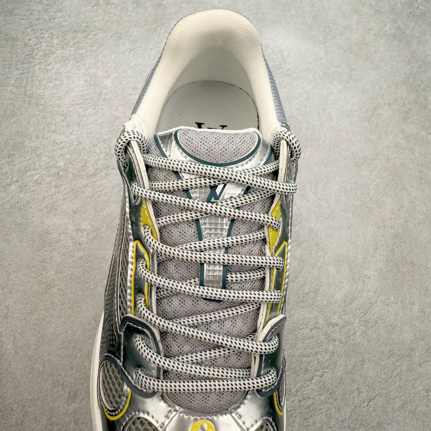 图片[5]-𝐋𝐕 𝟮𝟱𝐬𝐬春夏新款𝐓𝐑𝐀𝐈𝐍𝐄𝐑系列蓝球鞋运动鞋 硬货上新 高级感十足！国内外博主刷爆的一款，复古又时髦 上脚美炸了！官网主推款★ ➢鞋面材质：头层牛皮 ➢鞋里材质：高密度进口网布 ➢鞋底材质：原版开模双色TPU组合大底 ➢鞋码选购：35-45 盼星星盼月亮 我的LOUIS VUITTON Olympia休闲鞋终于到手啦! 穿了一段时间必须来和大家唠唠真实感受~ – 优点 – 颜值封神：黑色鞋面简约又高级鞋身的LV经典元素低调又吸睛 圆头设计可爱又减龄低帮款式完美露出脚踝轻松打造大长腿既视感 搭配牛仔裤或者小裙子日常通勤还是约会出街都超有范儿每次穿都被要链接 – 脚感舒适：鞋面是柔软的优质皮革贴脚不磨脚 鞋垫有恰到好处的厚度和弹性走一整天路也不会觉得脚掌酸痛逛街暴走无压力对咱们爱走路的女生太友好 – 品质抗打：细节处理堪称一绝缝线细密均匀五金配件质感十足耐磨又耐脏不愧是大牌品质感觉能穿好多年 –-选品中心