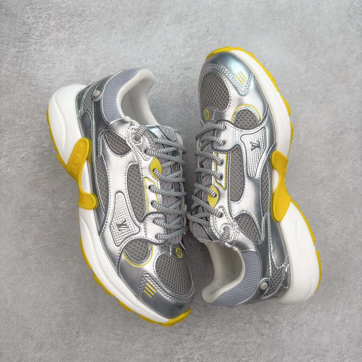 图片[3]-𝐋𝐕 𝟮𝟱𝐬𝐬春夏新款𝐓𝐑𝐀𝐈𝐍𝐄𝐑系列蓝球鞋运动鞋 硬货上新 高级感十足！国内外博主刷爆的一款，复古又时髦 上脚美炸了！官网主推款★ ➢鞋面材质：头层牛皮 ➢鞋里材质：高密度进口网布 ➢鞋底材质：原版开模双色TPU组合大底 ➢鞋码选购：35-45 盼星星盼月亮 我的LOUIS VUITTON Olympia休闲鞋终于到手啦! 穿了一段时间必须来和大家唠唠真实感受~ – 优点 – 颜值封神：黑色鞋面简约又高级鞋身的LV经典元素低调又吸睛 圆头设计可爱又减龄低帮款式完美露出脚踝轻松打造大长腿既视感 搭配牛仔裤或者小裙子日常通勤还是约会出街都超有范儿每次穿都被要链接 – 脚感舒适：鞋面是柔软的优质皮革贴脚不磨脚 鞋垫有恰到好处的厚度和弹性走一整天路也不会觉得脚掌酸痛逛街暴走无压力对咱们爱走路的女生太友好 – 品质抗打：细节处理堪称一绝缝线细密均匀五金配件质感十足耐磨又耐脏不愧是大牌品质感觉能穿好多年 –-选品中心