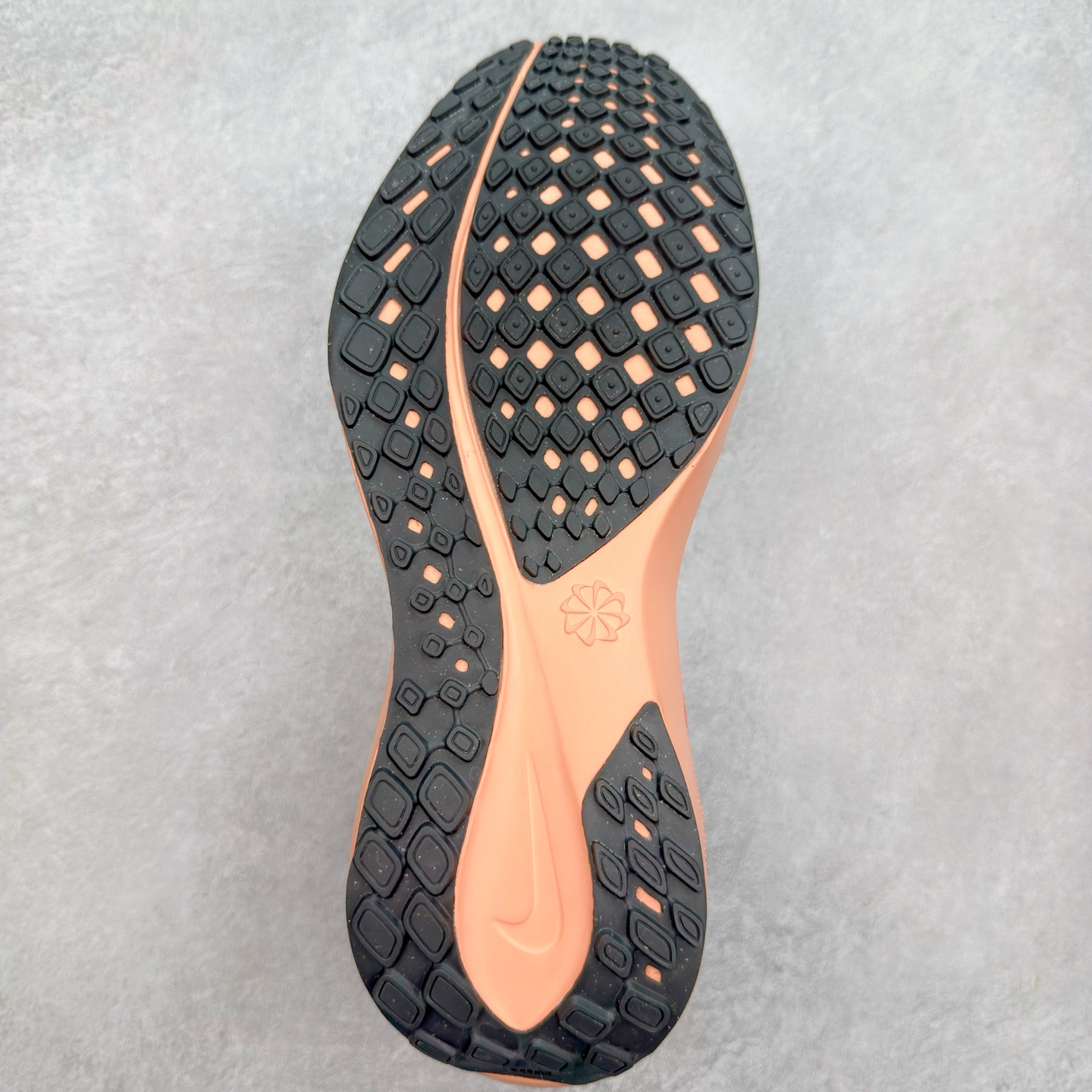 图片[9]-＃特价福利 NK Zoom Pegasus 飞马41代马拉松系列网面透气缓震疾速跑鞋 拥有 Zoom Air 一如既往的稳定感和流畅感 鞋面采用工程网眼设计 为特定高热区域营造出色透气性 进一步增加鞋面的穿孔数量 让足部能够快速散热 中足搭配 Flywire 飞线 在高速运动时营造舒适稳定的贴合感 内置Zoon气垫加持 动力十足 尺码：36 36.5 37.5 38 38.5 39 40 40.5 41 42 42.5 43 44 44.5 45-选品中心