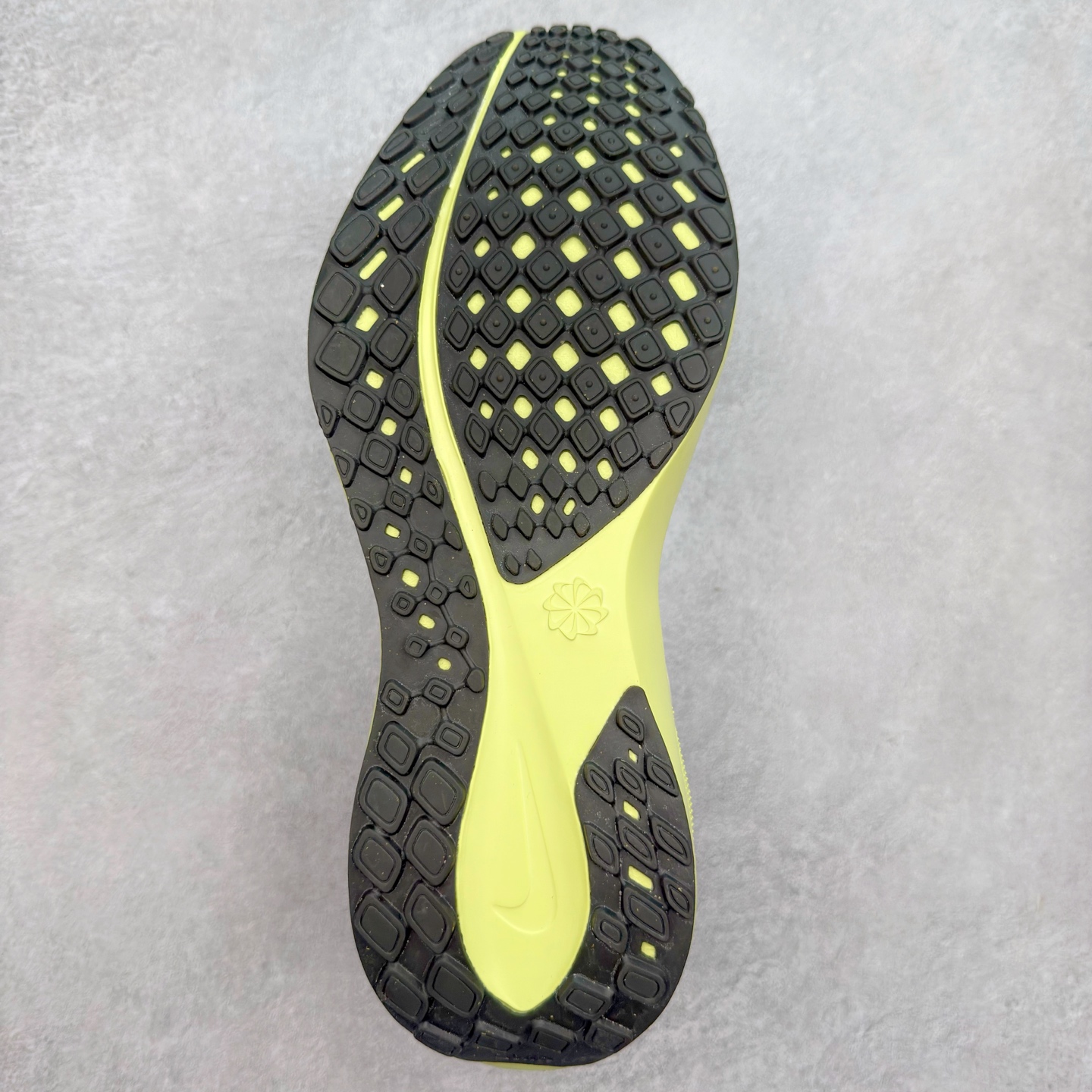 图片[9]-＃特价福利 NK Zoom Pegasus 飞马41代马拉松系列网面透气缓震疾速跑鞋 拥有 Zoom Air 一如既往的稳定感和流畅感 鞋面采用工程网眼设计 为特定高热区域营造出色透气性 进一步增加鞋面的穿孔数量 让足部能够快速散热 中足搭配 Flywire 飞线 在高速运动时营造舒适稳定的贴合感 内置Zoon气垫加持 动力十足 尺码：36 36.5 37.5 38 38.5 39 40 40.5 41 42 42.5 43 44 44.5 45-选品中心