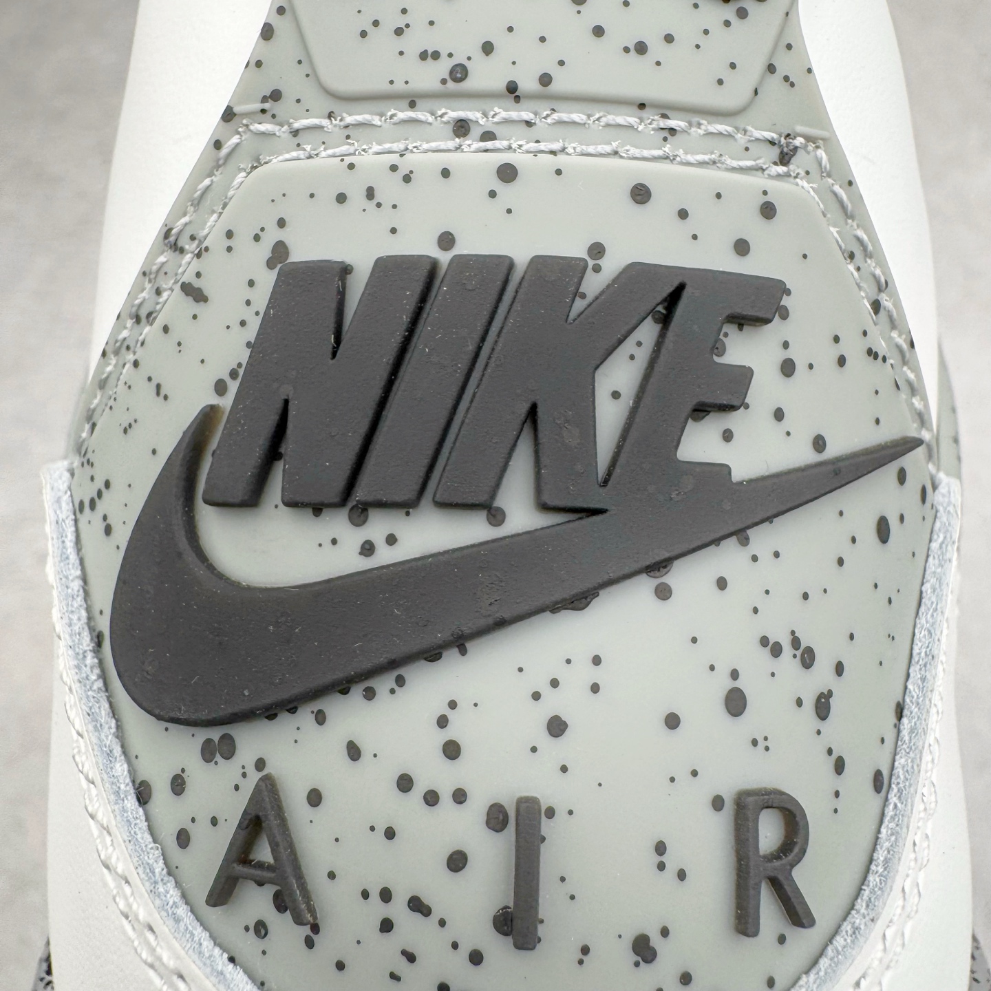 图片[14]-＃PK纯原 Air Jordan AJ4 Retro \\\”White Cement\\\” 白水泥 复刻2025版 FV5029-100 耗时半年巨作 全套原纸板楦头开发 原厂特供皮料加持 确保原汁原味 完美呈现四代版型 一比一鞋头弧度高度鞋身弧度 数据细节工艺流程均保持原鞋一致 原厂TPU网格鞋带扣 正确内里网布 菱角分明不变形无多余毛边 柔软性质感一致于原鞋 原厂织唛标 原厂飞人电绣工艺 尾指中部跳三针 独家绑鞋带手法 印刷中底布 四线拉帮 米色美纹纸贴合固定 进口港宝加持 后跟自然饱满 全鞋荧光划线卡点 追求极致完美 每一双都是工艺品 多重QC质检 超越公司货的品控标准 实实在在的免检产品 尺码：40 40.5 41 42 42.5 43 44 44.5 45 46 47.5-选品中心