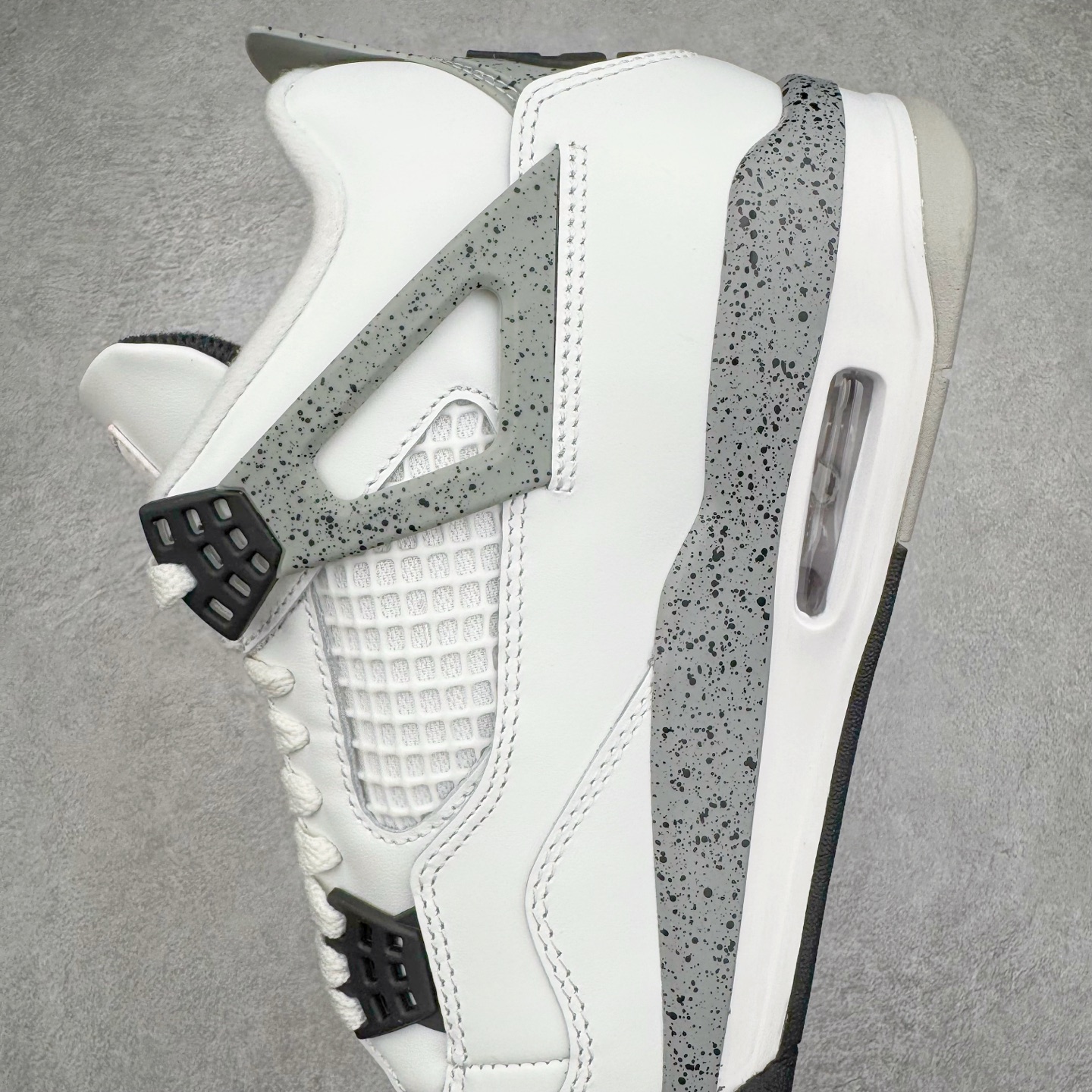 图片[7]-＃PK纯原 Air Jordan AJ4 Retro \\\”White Cement\\\” 白水泥 复刻2025版 FV5029-100 耗时半年巨作 全套原纸板楦头开发 原厂特供皮料加持 确保原汁原味 完美呈现四代版型 一比一鞋头弧度高度鞋身弧度 数据细节工艺流程均保持原鞋一致 原厂TPU网格鞋带扣 正确内里网布 菱角分明不变形无多余毛边 柔软性质感一致于原鞋 原厂织唛标 原厂飞人电绣工艺 尾指中部跳三针 独家绑鞋带手法 印刷中底布 四线拉帮 米色美纹纸贴合固定 进口港宝加持 后跟自然饱满 全鞋荧光划线卡点 追求极致完美 每一双都是工艺品 多重QC质检 超越公司货的品控标准 实实在在的免检产品 尺码：40 40.5 41 42 42.5 43 44 44.5 45 46 47.5-选品中心