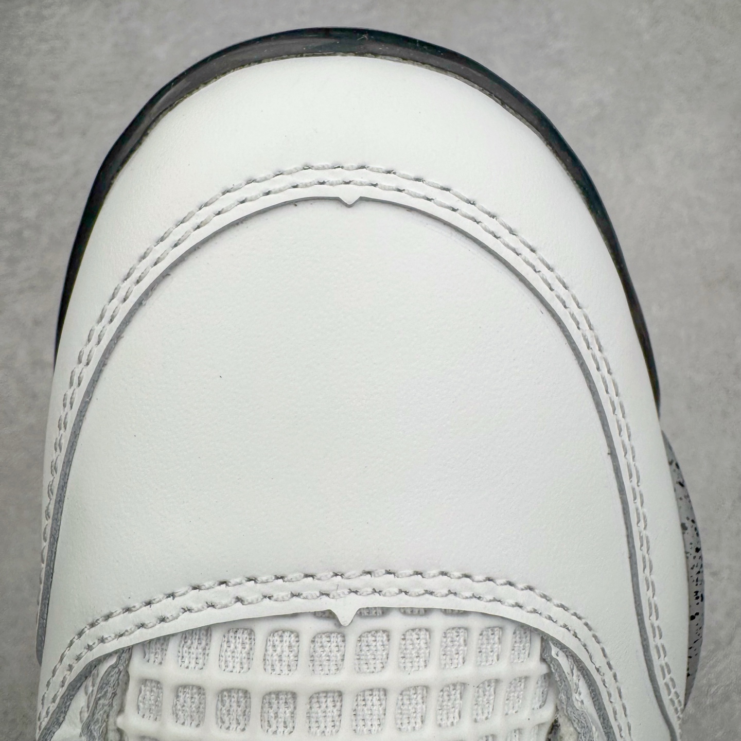 图片[13]-＃PK纯原 Air Jordan AJ4 Retro \\\”White Cement\\\” 白水泥 复刻2025版 FV5029-100 耗时半年巨作 全套原纸板楦头开发 原厂特供皮料加持 确保原汁原味 完美呈现四代版型 一比一鞋头弧度高度鞋身弧度 数据细节工艺流程均保持原鞋一致 原厂TPU网格鞋带扣 正确内里网布 菱角分明不变形无多余毛边 柔软性质感一致于原鞋 原厂织唛标 原厂飞人电绣工艺 尾指中部跳三针 独家绑鞋带手法 印刷中底布 四线拉帮 米色美纹纸贴合固定 进口港宝加持 后跟自然饱满 全鞋荧光划线卡点 追求极致完美 每一双都是工艺品 多重QC质检 超越公司货的品控标准 实实在在的免检产品 尺码：40 40.5 41 42 42.5 43 44 44.5 45 46 47.5-选品中心