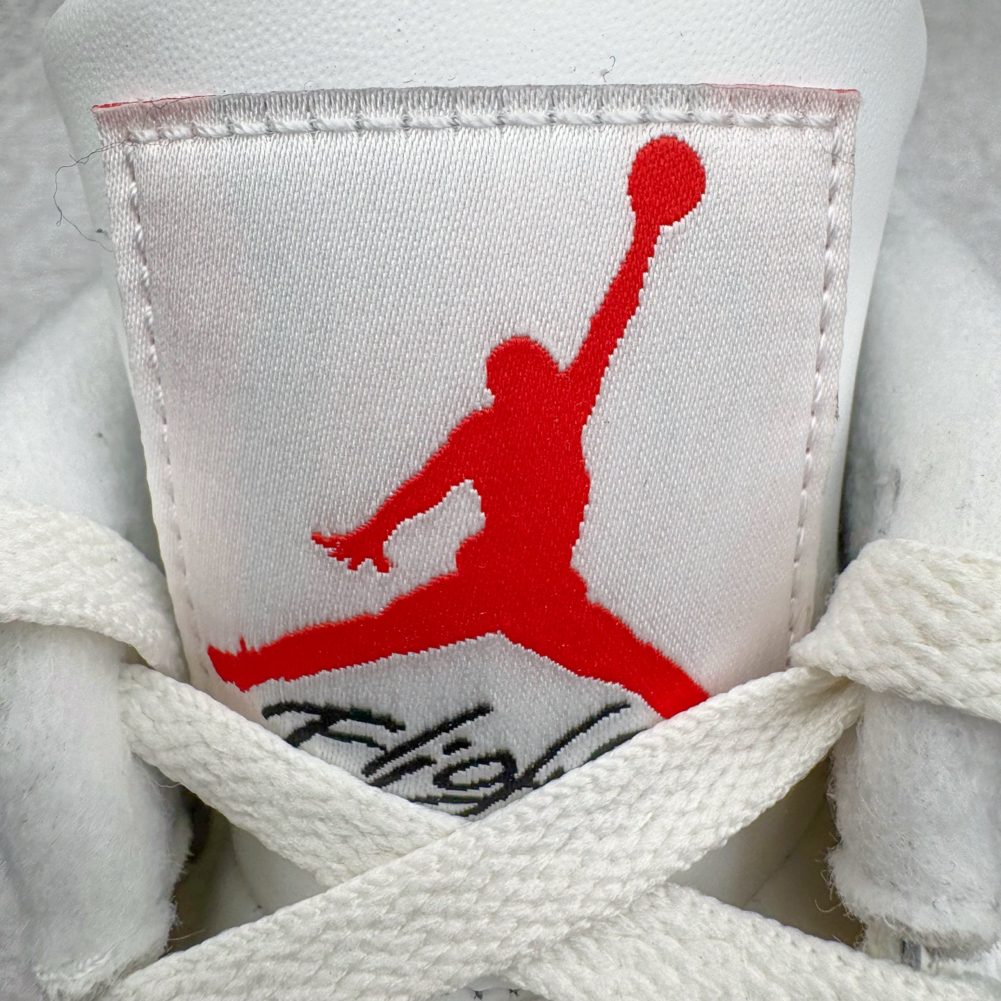 图片[12]-＃PK纯原 Air Jordan AJ4 Retro \\\”White Cement\\\” 白水泥 复刻2025版 FV5029-100 耗时半年巨作 全套原纸板楦头开发 原厂特供皮料加持 确保原汁原味 完美呈现四代版型 一比一鞋头弧度高度鞋身弧度 数据细节工艺流程均保持原鞋一致 原厂TPU网格鞋带扣 正确内里网布 菱角分明不变形无多余毛边 柔软性质感一致于原鞋 原厂织唛标 原厂飞人电绣工艺 尾指中部跳三针 独家绑鞋带手法 印刷中底布 四线拉帮 米色美纹纸贴合固定 进口港宝加持 后跟自然饱满 全鞋荧光划线卡点 追求极致完美 每一双都是工艺品 多重QC质检 超越公司货的品控标准 实实在在的免检产品 尺码：40 40.5 41 42 42.5 43 44 44.5 45 46 47.5-选品中心