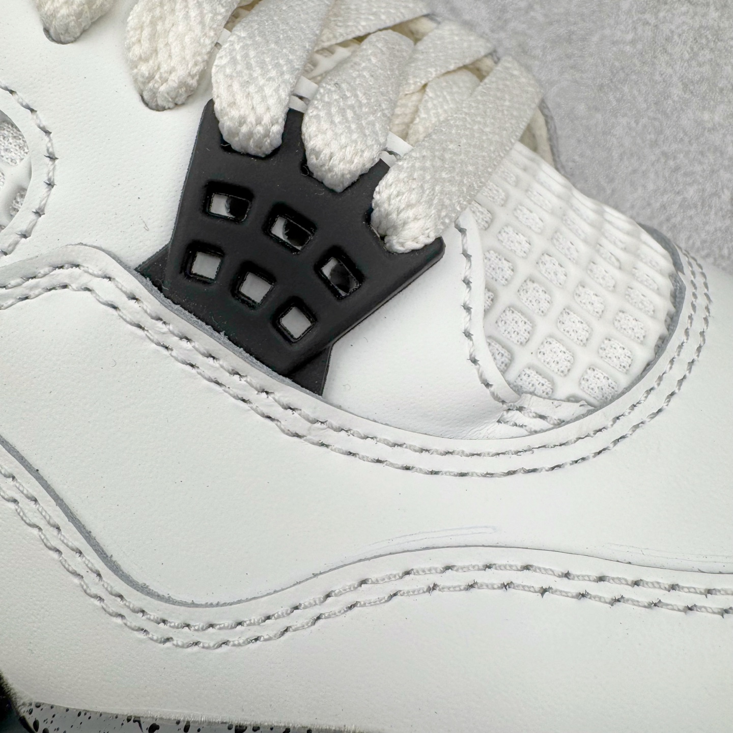 图片[16]-＃PK纯原 Air Jordan AJ4 Retro \\\”White Cement\\\” 白水泥 复刻2025版 FV5029-100 耗时半年巨作 全套原纸板楦头开发 原厂特供皮料加持 确保原汁原味 完美呈现四代版型 一比一鞋头弧度高度鞋身弧度 数据细节工艺流程均保持原鞋一致 原厂TPU网格鞋带扣 正确内里网布 菱角分明不变形无多余毛边 柔软性质感一致于原鞋 原厂织唛标 原厂飞人电绣工艺 尾指中部跳三针 独家绑鞋带手法 印刷中底布 四线拉帮 米色美纹纸贴合固定 进口港宝加持 后跟自然饱满 全鞋荧光划线卡点 追求极致完美 每一双都是工艺品 多重QC质检 超越公司货的品控标准 实实在在的免检产品 尺码：40 40.5 41 42 42.5 43 44 44.5 45 46 47.5-选品中心