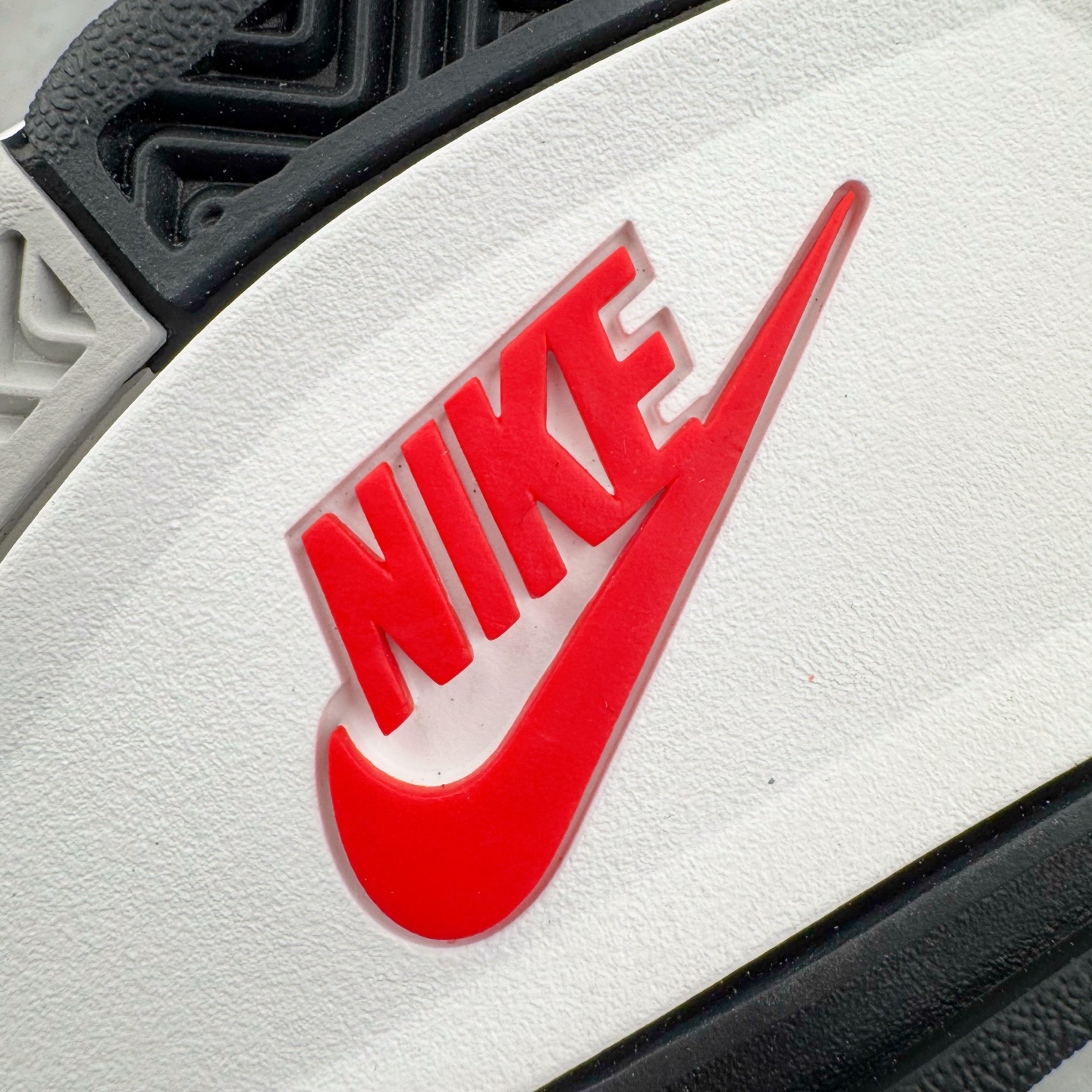 图片[18]-＃PK纯原 Air Jordan AJ4 Retro \\\”White Cement\\\” 白水泥 复刻2025版 FV5029-100 耗时半年巨作 全套原纸板楦头开发 原厂特供皮料加持 确保原汁原味 完美呈现四代版型 一比一鞋头弧度高度鞋身弧度 数据细节工艺流程均保持原鞋一致 原厂TPU网格鞋带扣 正确内里网布 菱角分明不变形无多余毛边 柔软性质感一致于原鞋 原厂织唛标 原厂飞人电绣工艺 尾指中部跳三针 独家绑鞋带手法 印刷中底布 四线拉帮 米色美纹纸贴合固定 进口港宝加持 后跟自然饱满 全鞋荧光划线卡点 追求极致完美 每一双都是工艺品 多重QC质检 超越公司货的品控标准 实实在在的免检产品 尺码：40 40.5 41 42 42.5 43 44 44.5 45 46 47.5-选品中心
