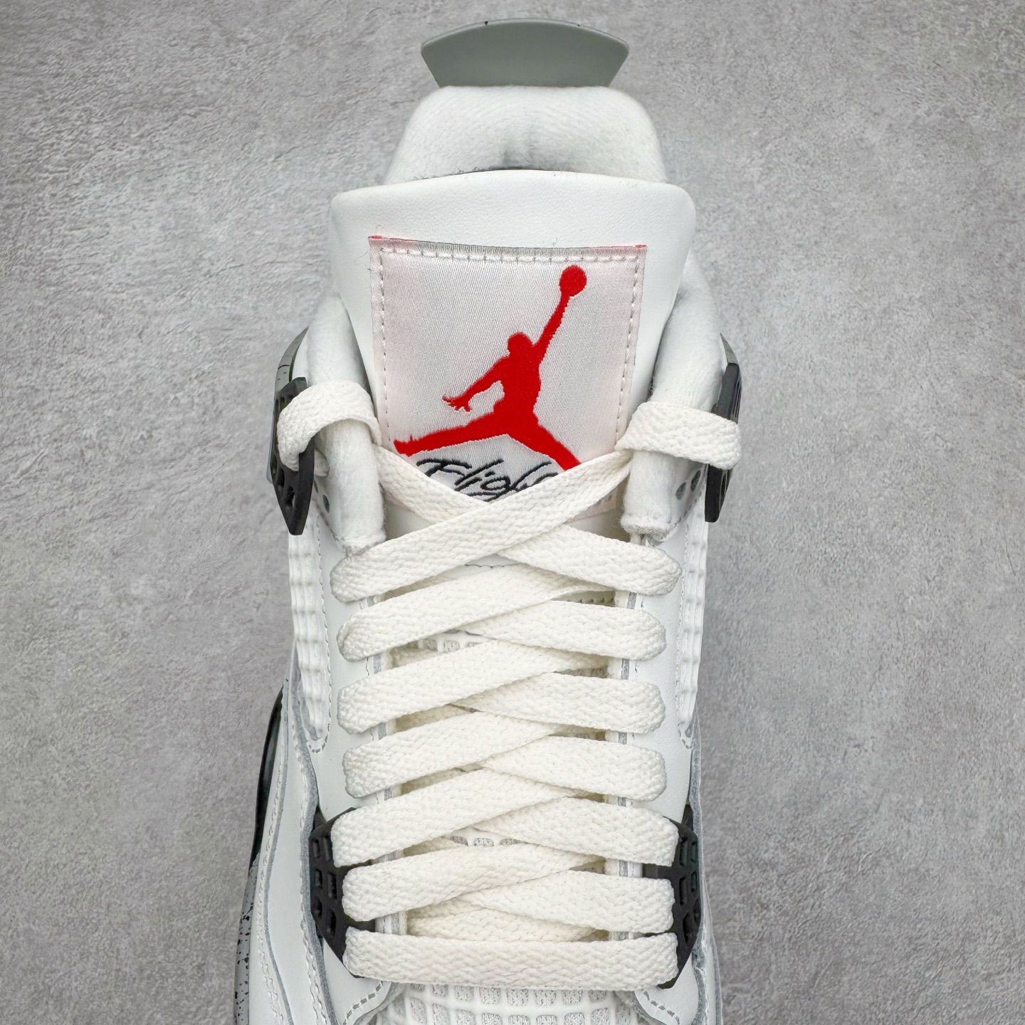 图片[5]-＃PK纯原 Air Jordan AJ4 Retro \\\”White Cement\\\” 白水泥 复刻2025版 FV5029-100 耗时半年巨作 全套原纸板楦头开发 原厂特供皮料加持 确保原汁原味 完美呈现四代版型 一比一鞋头弧度高度鞋身弧度 数据细节工艺流程均保持原鞋一致 原厂TPU网格鞋带扣 正确内里网布 菱角分明不变形无多余毛边 柔软性质感一致于原鞋 原厂织唛标 原厂飞人电绣工艺 尾指中部跳三针 独家绑鞋带手法 印刷中底布 四线拉帮 米色美纹纸贴合固定 进口港宝加持 后跟自然饱满 全鞋荧光划线卡点 追求极致完美 每一双都是工艺品 多重QC质检 超越公司货的品控标准 实实在在的免检产品 尺码：40 40.5 41 42 42.5 43 44 44.5 45 46 47.5-选品中心