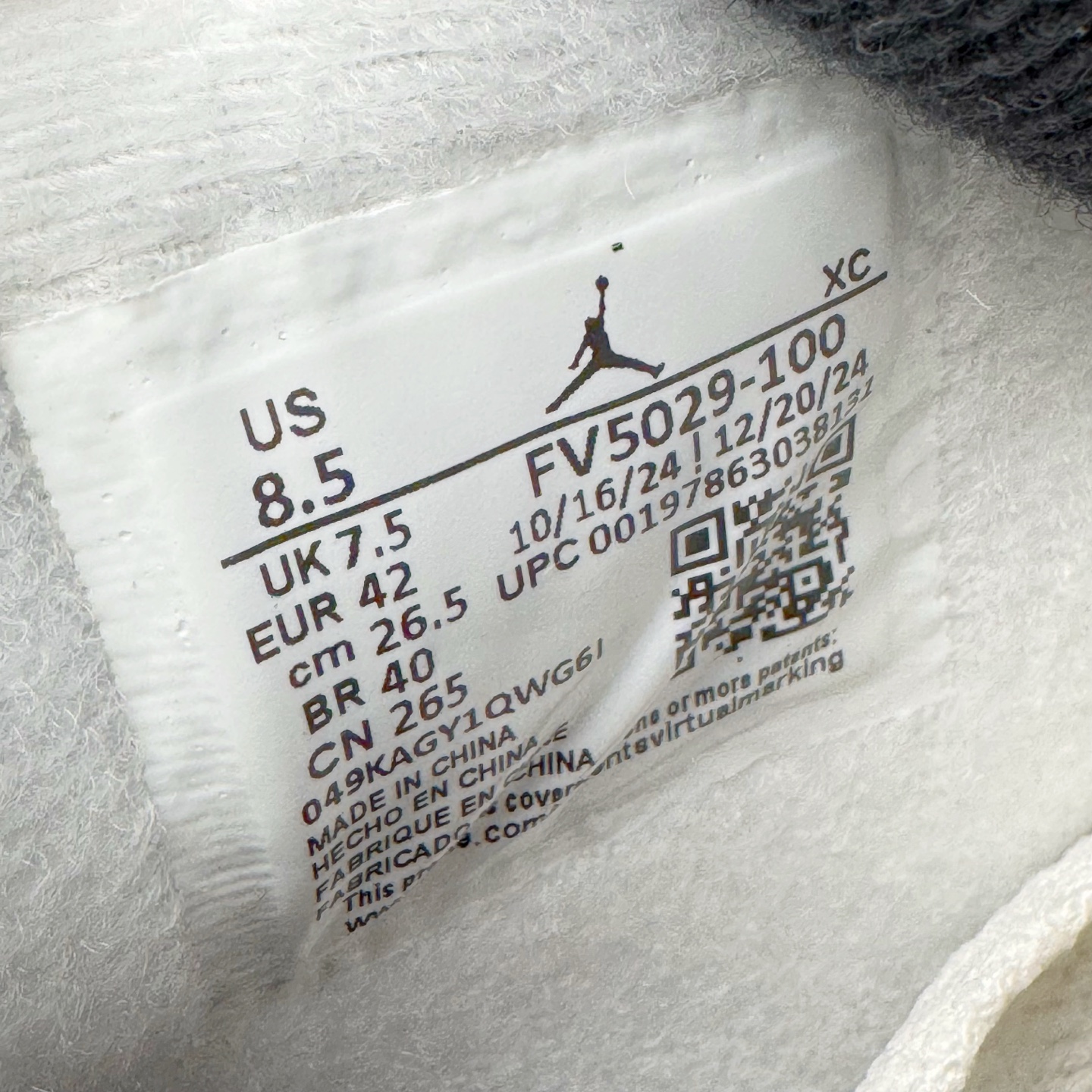 图片[11]-＃PK纯原 Air Jordan AJ4 Retro \\\”White Cement\\\” 白水泥 复刻2025版 FV5029-100 耗时半年巨作 全套原纸板楦头开发 原厂特供皮料加持 确保原汁原味 完美呈现四代版型 一比一鞋头弧度高度鞋身弧度 数据细节工艺流程均保持原鞋一致 原厂TPU网格鞋带扣 正确内里网布 菱角分明不变形无多余毛边 柔软性质感一致于原鞋 原厂织唛标 原厂飞人电绣工艺 尾指中部跳三针 独家绑鞋带手法 印刷中底布 四线拉帮 米色美纹纸贴合固定 进口港宝加持 后跟自然饱满 全鞋荧光划线卡点 追求极致完美 每一双都是工艺品 多重QC质检 超越公司货的品控标准 实实在在的免检产品 尺码：40 40.5 41 42 42.5 43 44 44.5 45 46 47.5-选品中心