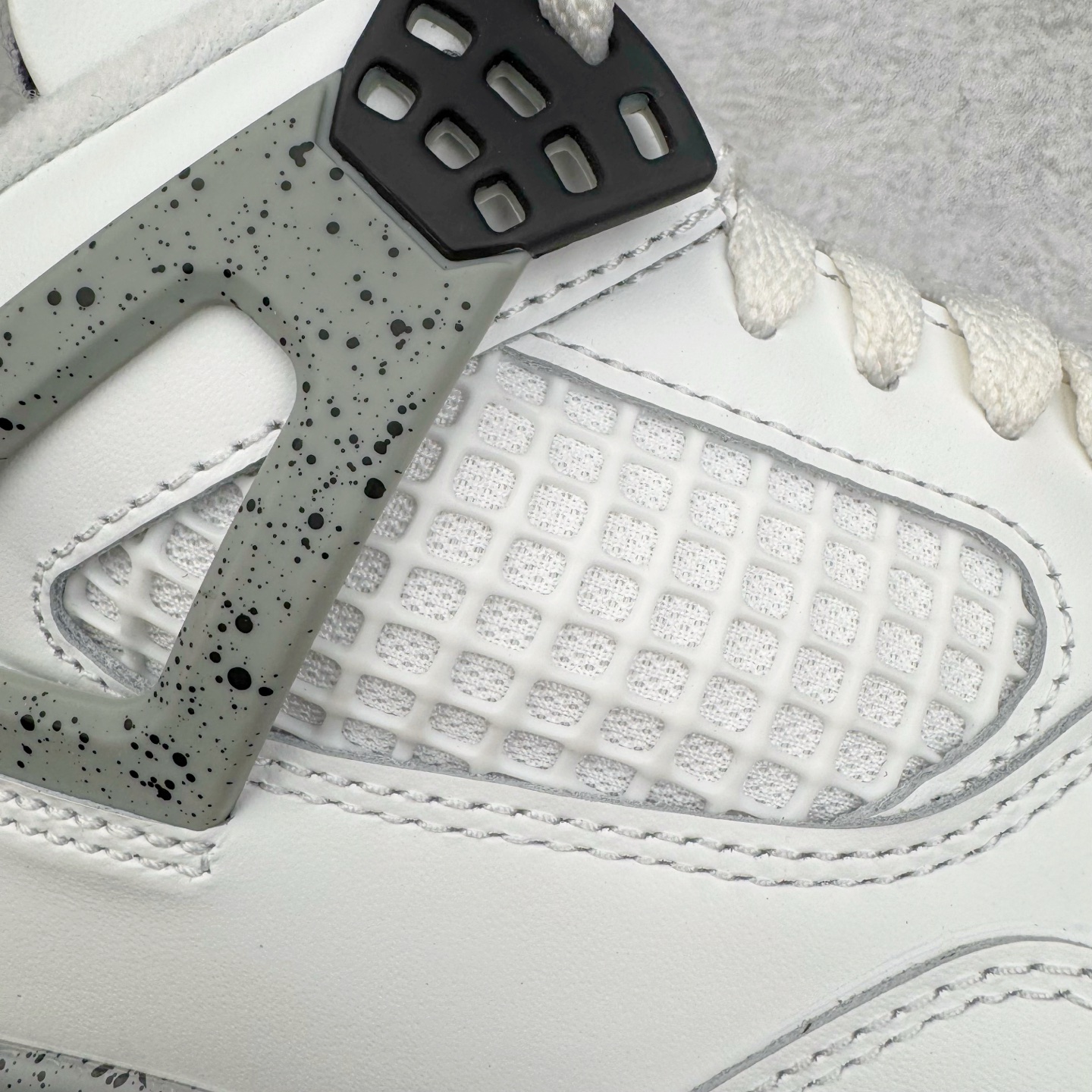 图片[17]-＃PK纯原 Air Jordan AJ4 Retro \\\”White Cement\\\” 白水泥 复刻2025版 FV5029-100 耗时半年巨作 全套原纸板楦头开发 原厂特供皮料加持 确保原汁原味 完美呈现四代版型 一比一鞋头弧度高度鞋身弧度 数据细节工艺流程均保持原鞋一致 原厂TPU网格鞋带扣 正确内里网布 菱角分明不变形无多余毛边 柔软性质感一致于原鞋 原厂织唛标 原厂飞人电绣工艺 尾指中部跳三针 独家绑鞋带手法 印刷中底布 四线拉帮 米色美纹纸贴合固定 进口港宝加持 后跟自然饱满 全鞋荧光划线卡点 追求极致完美 每一双都是工艺品 多重QC质检 超越公司货的品控标准 实实在在的免检产品 尺码：40 40.5 41 42 42.5 43 44 44.5 45 46 47.5-选品中心
