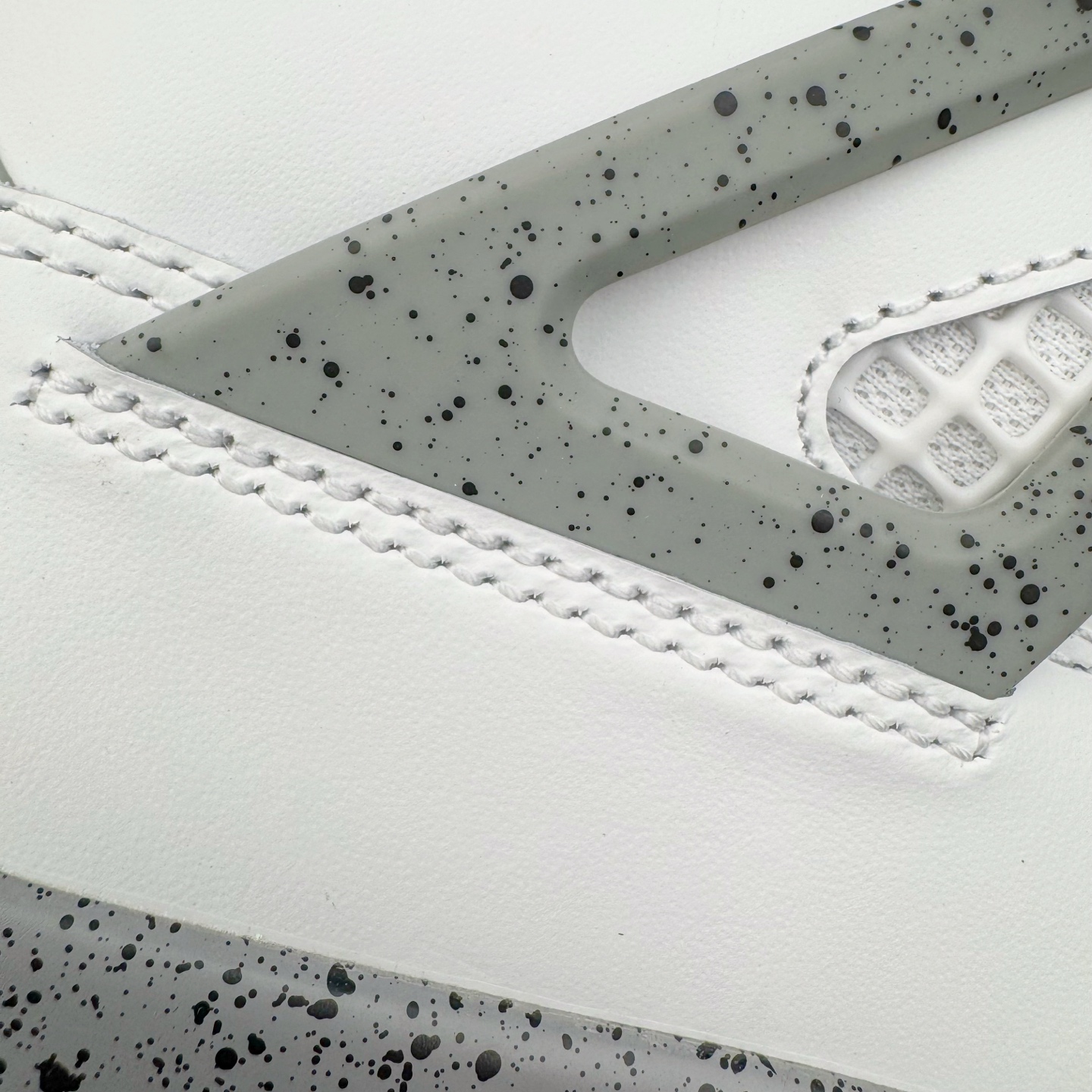 图片[15]-＃PK纯原 Air Jordan AJ4 Retro \\\”White Cement\\\” 白水泥 复刻2025版 FV5029-100 耗时半年巨作 全套原纸板楦头开发 原厂特供皮料加持 确保原汁原味 完美呈现四代版型 一比一鞋头弧度高度鞋身弧度 数据细节工艺流程均保持原鞋一致 原厂TPU网格鞋带扣 正确内里网布 菱角分明不变形无多余毛边 柔软性质感一致于原鞋 原厂织唛标 原厂飞人电绣工艺 尾指中部跳三针 独家绑鞋带手法 印刷中底布 四线拉帮 米色美纹纸贴合固定 进口港宝加持 后跟自然饱满 全鞋荧光划线卡点 追求极致完美 每一双都是工艺品 多重QC质检 超越公司货的品控标准 实实在在的免检产品 尺码：40 40.5 41 42 42.5 43 44 44.5 45 46 47.5-选品中心