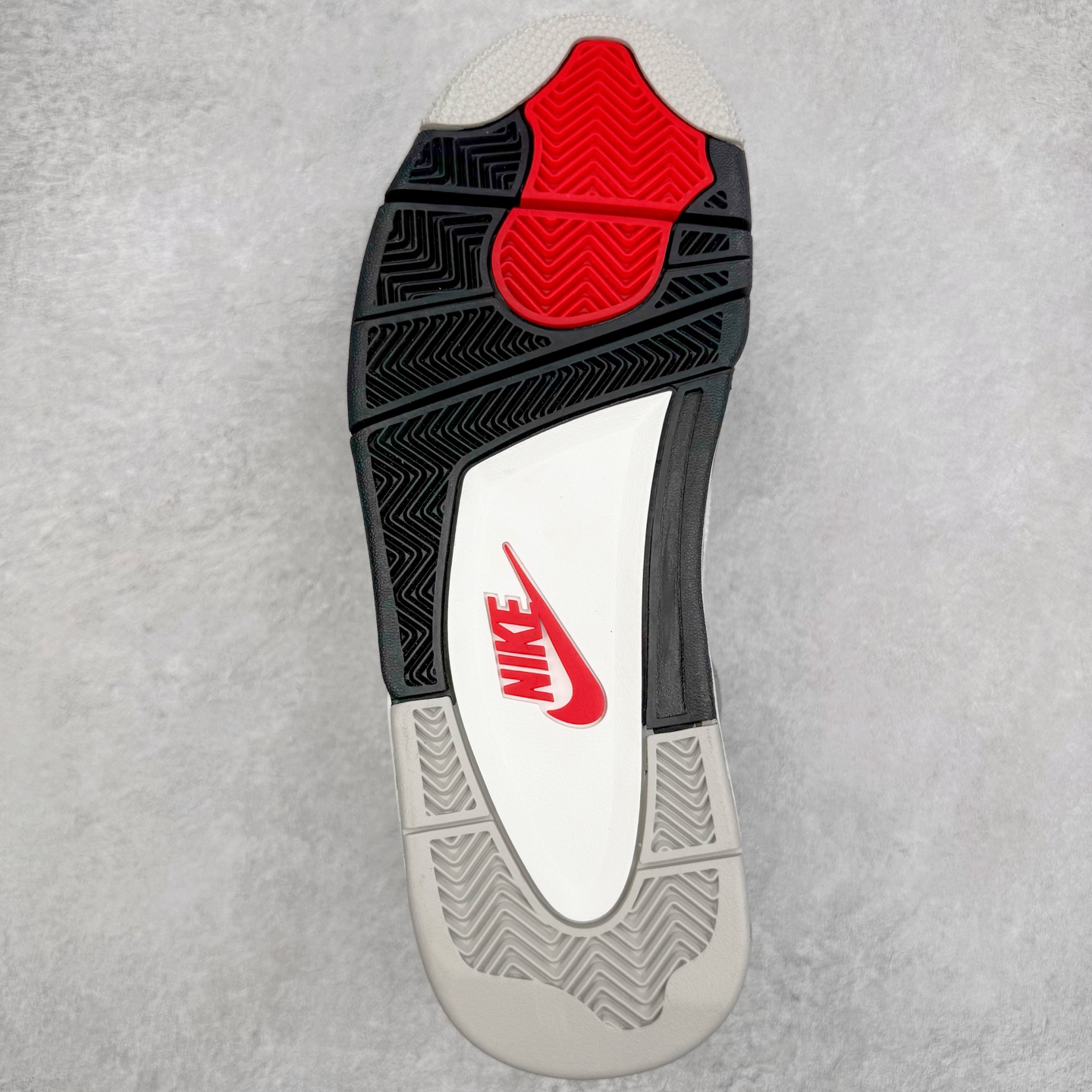 图片[9]-＃PK纯原 Air Jordan AJ4 Retro \\\”White Cement\\\” 白水泥 复刻2025版 FV5029-100 耗时半年巨作 全套原纸板楦头开发 原厂特供皮料加持 确保原汁原味 完美呈现四代版型 一比一鞋头弧度高度鞋身弧度 数据细节工艺流程均保持原鞋一致 原厂TPU网格鞋带扣 正确内里网布 菱角分明不变形无多余毛边 柔软性质感一致于原鞋 原厂织唛标 原厂飞人电绣工艺 尾指中部跳三针 独家绑鞋带手法 印刷中底布 四线拉帮 米色美纹纸贴合固定 进口港宝加持 后跟自然饱满 全鞋荧光划线卡点 追求极致完美 每一双都是工艺品 多重QC质检 超越公司货的品控标准 实实在在的免检产品 尺码：40 40.5 41 42 42.5 43 44 44.5 45 46 47.5-选品中心