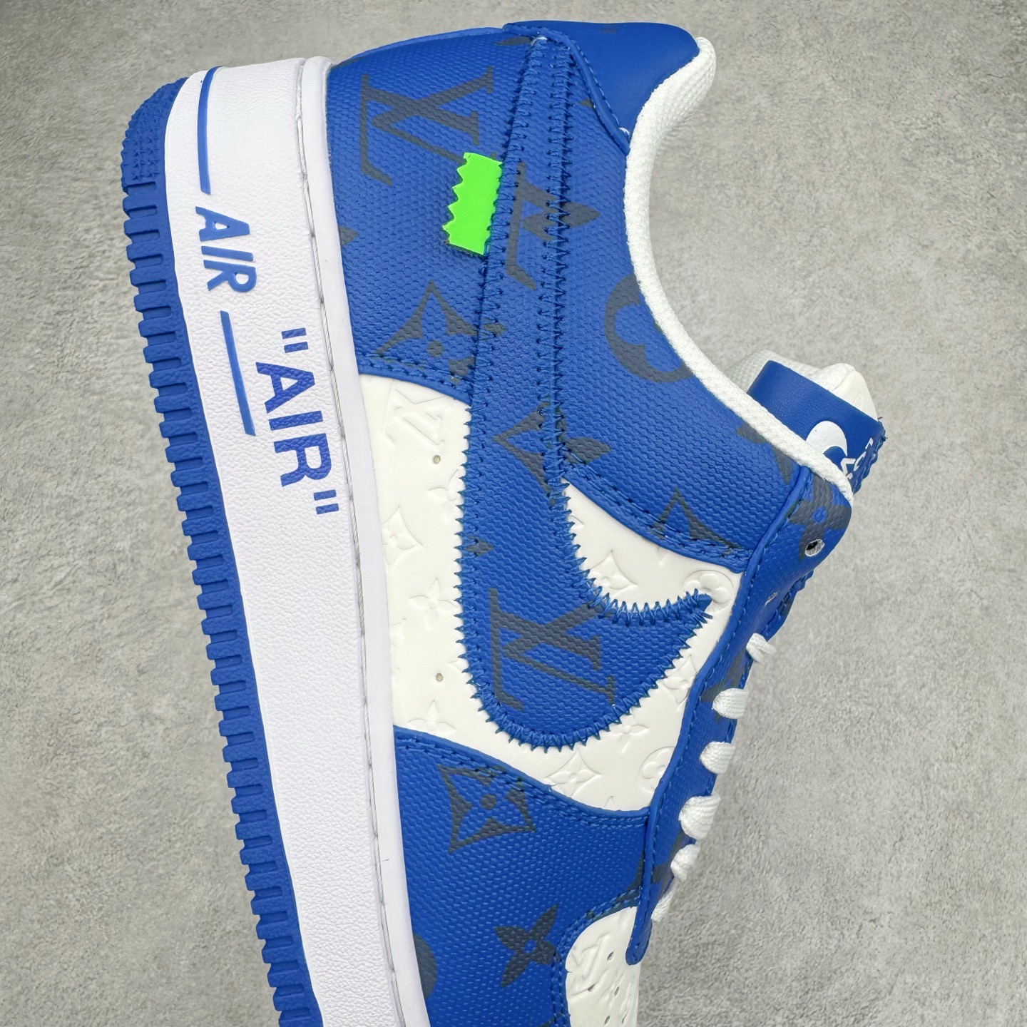 图片[6]-Louis Vuitton x NK Air Force 1 联名款 空军一号低帮休闲运动板鞋 毫无疑问 今年的鞋王非 LV x Air Force1 莫属 LV 的强强联名 再加上是 Virgil Abloh 联名鞋款的绝唱系列 让鞋头们又多了一个不得不买的理由 苏富比在官方 ins 账号上发布了 LV x Nike Air Force 1 第一波发售信息，会以线上拍卖的形式在苏富比网站上进行发售 限量200双 尺码从 US5到 US18 每双鞋的起拍价为2,000美元 预估价在5,000-15,000美元 拍卖所得收益将全数捐赠给 Virgil Abloh 创立的「Post-Modern」奖学金基金 拍卖时间从1月26日进行到2月8日 发售的第一双是最具代表性的小牛皮 LV 老花款式 它集合了 LV 与 Virgil 最经典的设计 鞋身拼接了 LV 两大经典 monogram 印花和 damier 棋盘格元素 侧面、鞋带上的“AIR”“LACET”字样是 Virgil 的招牌设计 白色中底搭配 LV 经典棕色 尽显奢华魅力 此次拍卖还会附带特别版皮质鞋盒 通体一身的橘色鞋盒印满了 LV monogram 老花 顶部搭配了白色锁扣以及 Swoosh 吊饰 日常还可以当作旅行箱使用 尺码：36 36.5 37.5 38 38.5 39 40 40.5 41 42 42.5 43 44 44.5 45-选品中心