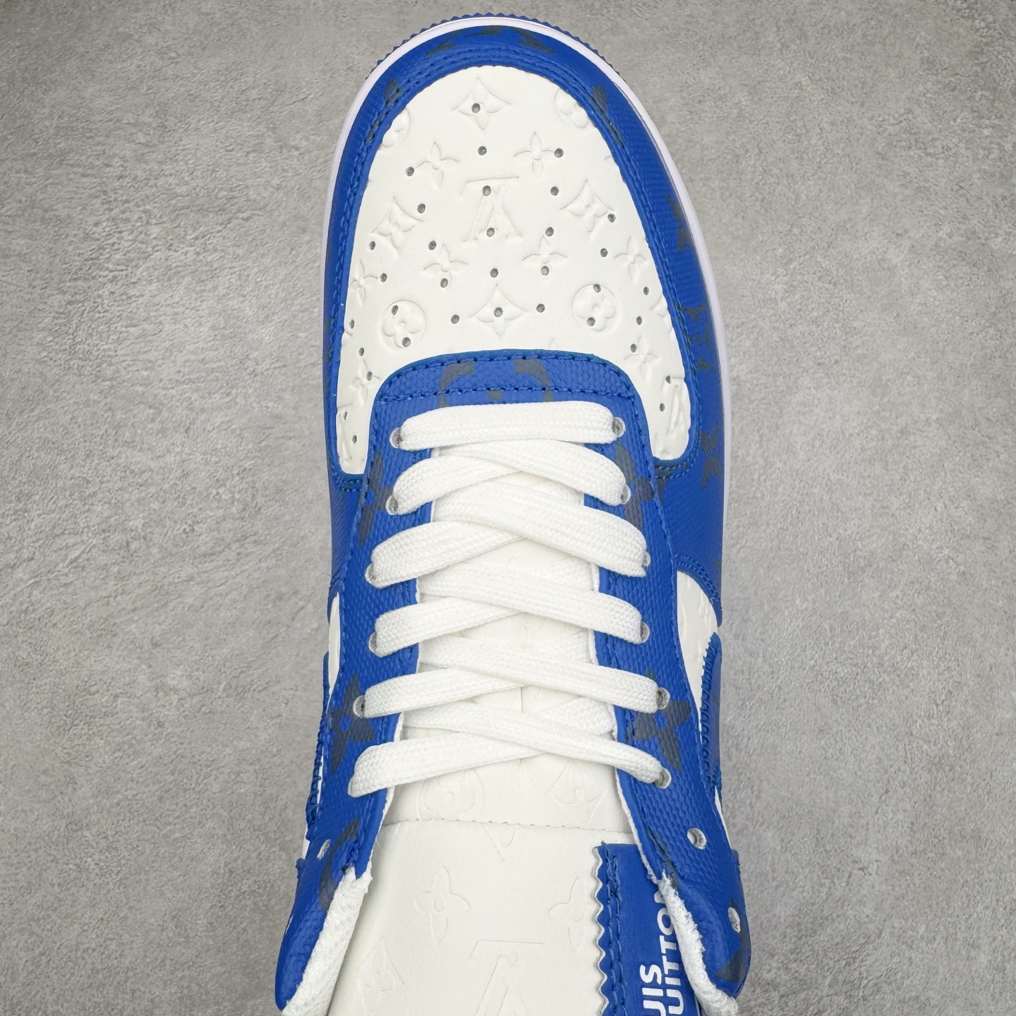 图片[4]-Louis Vuitton x NK Air Force 1 联名款 空军一号低帮休闲运动板鞋 毫无疑问 今年的鞋王非 LV x Air Force1 莫属 LV 的强强联名 再加上是 Virgil Abloh 联名鞋款的绝唱系列 让鞋头们又多了一个不得不买的理由 苏富比在官方 ins 账号上发布了 LV x Nike Air Force 1 第一波发售信息，会以线上拍卖的形式在苏富比网站上进行发售 限量200双 尺码从 US5到 US18 每双鞋的起拍价为2,000美元 预估价在5,000-15,000美元 拍卖所得收益将全数捐赠给 Virgil Abloh 创立的「Post-Modern」奖学金基金 拍卖时间从1月26日进行到2月8日 发售的第一双是最具代表性的小牛皮 LV 老花款式 它集合了 LV 与 Virgil 最经典的设计 鞋身拼接了 LV 两大经典 monogram 印花和 damier 棋盘格元素 侧面、鞋带上的“AIR”“LACET”字样是 Virgil 的招牌设计 白色中底搭配 LV 经典棕色 尽显奢华魅力 此次拍卖还会附带特别版皮质鞋盒 通体一身的橘色鞋盒印满了 LV monogram 老花 顶部搭配了白色锁扣以及 Swoosh 吊饰 日常还可以当作旅行箱使用 尺码：36 36.5 37.5 38 38.5 39 40 40.5 41 42 42.5 43 44 44.5 45-选品中心