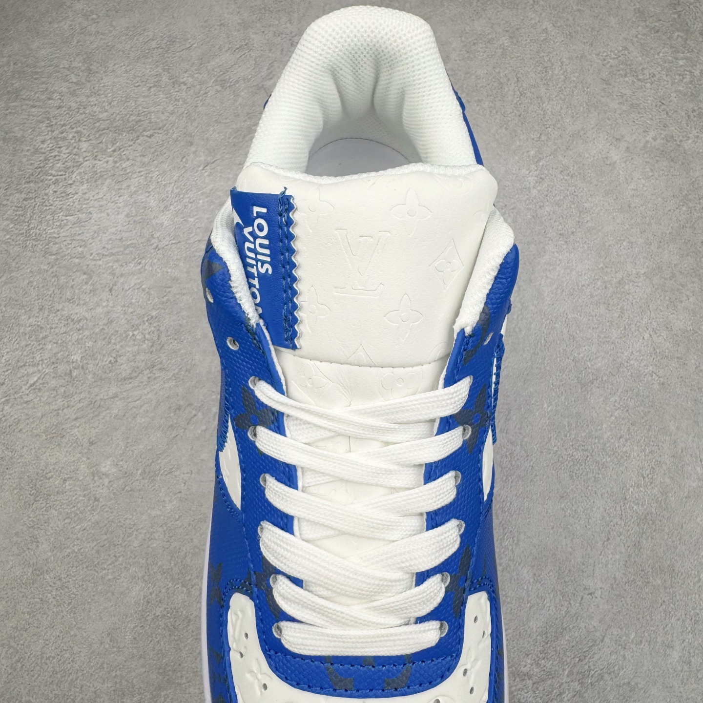 图片[5]-Louis Vuitton x NK Air Force 1 联名款 空军一号低帮休闲运动板鞋 毫无疑问 今年的鞋王非 LV x Air Force1 莫属 LV 的强强联名 再加上是 Virgil Abloh 联名鞋款的绝唱系列 让鞋头们又多了一个不得不买的理由 苏富比在官方 ins 账号上发布了 LV x Nike Air Force 1 第一波发售信息，会以线上拍卖的形式在苏富比网站上进行发售 限量200双 尺码从 US5到 US18 每双鞋的起拍价为2,000美元 预估价在5,000-15,000美元 拍卖所得收益将全数捐赠给 Virgil Abloh 创立的「Post-Modern」奖学金基金 拍卖时间从1月26日进行到2月8日 发售的第一双是最具代表性的小牛皮 LV 老花款式 它集合了 LV 与 Virgil 最经典的设计 鞋身拼接了 LV 两大经典 monogram 印花和 damier 棋盘格元素 侧面、鞋带上的“AIR”“LACET”字样是 Virgil 的招牌设计 白色中底搭配 LV 经典棕色 尽显奢华魅力 此次拍卖还会附带特别版皮质鞋盒 通体一身的橘色鞋盒印满了 LV monogram 老花 顶部搭配了白色锁扣以及 Swoosh 吊饰 日常还可以当作旅行箱使用 尺码：36 36.5 37.5 38 38.5 39 40 40.5 41 42 42.5 43 44 44.5 45-选品中心