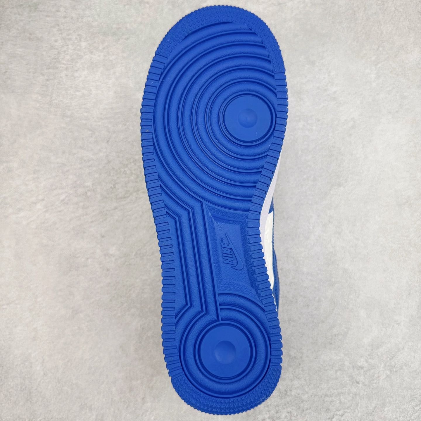 图片[9]-Louis Vuitton x NK Air Force 1 联名款 空军一号低帮休闲运动板鞋 毫无疑问 今年的鞋王非 LV x Air Force1 莫属 LV 的强强联名 再加上是 Virgil Abloh 联名鞋款的绝唱系列 让鞋头们又多了一个不得不买的理由 苏富比在官方 ins 账号上发布了 LV x Nike Air Force 1 第一波发售信息，会以线上拍卖的形式在苏富比网站上进行发售 限量200双 尺码从 US5到 US18 每双鞋的起拍价为2,000美元 预估价在5,000-15,000美元 拍卖所得收益将全数捐赠给 Virgil Abloh 创立的「Post-Modern」奖学金基金 拍卖时间从1月26日进行到2月8日 发售的第一双是最具代表性的小牛皮 LV 老花款式 它集合了 LV 与 Virgil 最经典的设计 鞋身拼接了 LV 两大经典 monogram 印花和 damier 棋盘格元素 侧面、鞋带上的“AIR”“LACET”字样是 Virgil 的招牌设计 白色中底搭配 LV 经典棕色 尽显奢华魅力 此次拍卖还会附带特别版皮质鞋盒 通体一身的橘色鞋盒印满了 LV monogram 老花 顶部搭配了白色锁扣以及 Swoosh 吊饰 日常还可以当作旅行箱使用 尺码：36 36.5 37.5 38 38.5 39 40 40.5 41 42 42.5 43 44 44.5 45-选品中心