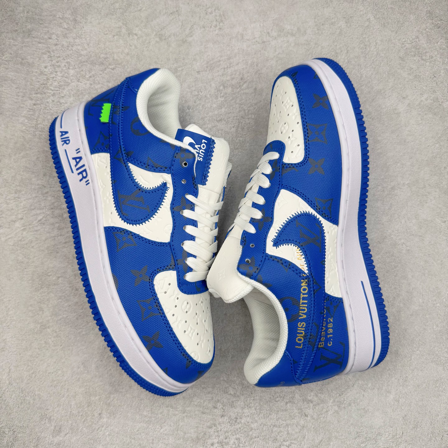 图片[3]-Louis Vuitton x NK Air Force 1 联名款 空军一号低帮休闲运动板鞋 毫无疑问 今年的鞋王非 LV x Air Force1 莫属 LV 的强强联名 再加上是 Virgil Abloh 联名鞋款的绝唱系列 让鞋头们又多了一个不得不买的理由 苏富比在官方 ins 账号上发布了 LV x Nike Air Force 1 第一波发售信息，会以线上拍卖的形式在苏富比网站上进行发售 限量200双 尺码从 US5到 US18 每双鞋的起拍价为2,000美元 预估价在5,000-15,000美元 拍卖所得收益将全数捐赠给 Virgil Abloh 创立的「Post-Modern」奖学金基金 拍卖时间从1月26日进行到2月8日 发售的第一双是最具代表性的小牛皮 LV 老花款式 它集合了 LV 与 Virgil 最经典的设计 鞋身拼接了 LV 两大经典 monogram 印花和 damier 棋盘格元素 侧面、鞋带上的“AIR”“LACET”字样是 Virgil 的招牌设计 白色中底搭配 LV 经典棕色 尽显奢华魅力 此次拍卖还会附带特别版皮质鞋盒 通体一身的橘色鞋盒印满了 LV monogram 老花 顶部搭配了白色锁扣以及 Swoosh 吊饰 日常还可以当作旅行箱使用 尺码：36 36.5 37.5 38 38.5 39 40 40.5 41 42 42.5 43 44 44.5 45-选品中心