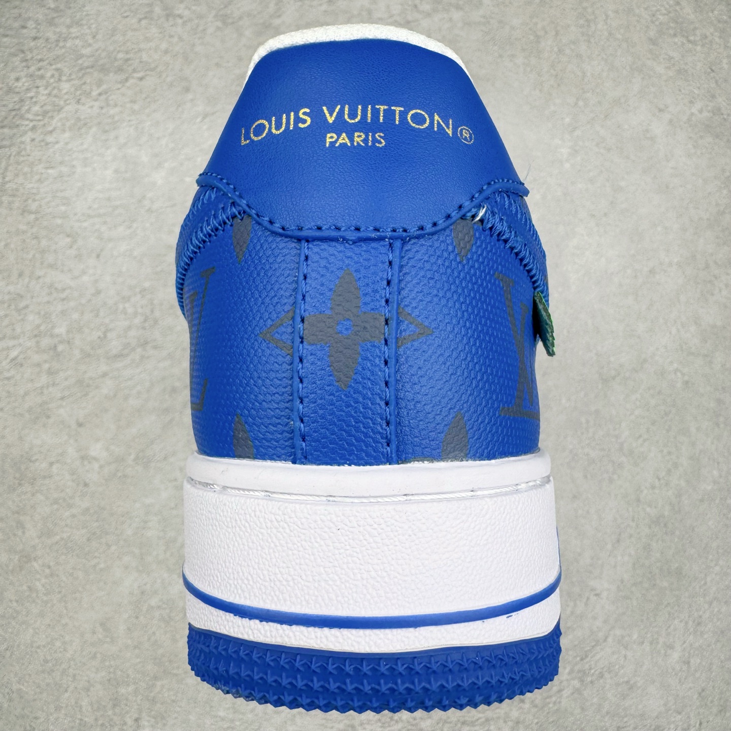 图片[8]-Louis Vuitton x NK Air Force 1 联名款 空军一号低帮休闲运动板鞋 毫无疑问 今年的鞋王非 LV x Air Force1 莫属 LV 的强强联名 再加上是 Virgil Abloh 联名鞋款的绝唱系列 让鞋头们又多了一个不得不买的理由 苏富比在官方 ins 账号上发布了 LV x Nike Air Force 1 第一波发售信息，会以线上拍卖的形式在苏富比网站上进行发售 限量200双 尺码从 US5到 US18 每双鞋的起拍价为2,000美元 预估价在5,000-15,000美元 拍卖所得收益将全数捐赠给 Virgil Abloh 创立的「Post-Modern」奖学金基金 拍卖时间从1月26日进行到2月8日 发售的第一双是最具代表性的小牛皮 LV 老花款式 它集合了 LV 与 Virgil 最经典的设计 鞋身拼接了 LV 两大经典 monogram 印花和 damier 棋盘格元素 侧面、鞋带上的“AIR”“LACET”字样是 Virgil 的招牌设计 白色中底搭配 LV 经典棕色 尽显奢华魅力 此次拍卖还会附带特别版皮质鞋盒 通体一身的橘色鞋盒印满了 LV monogram 老花 顶部搭配了白色锁扣以及 Swoosh 吊饰 日常还可以当作旅行箱使用 尺码：36 36.5 37.5 38 38.5 39 40 40.5 41 42 42.5 43 44 44.5 45-选品中心