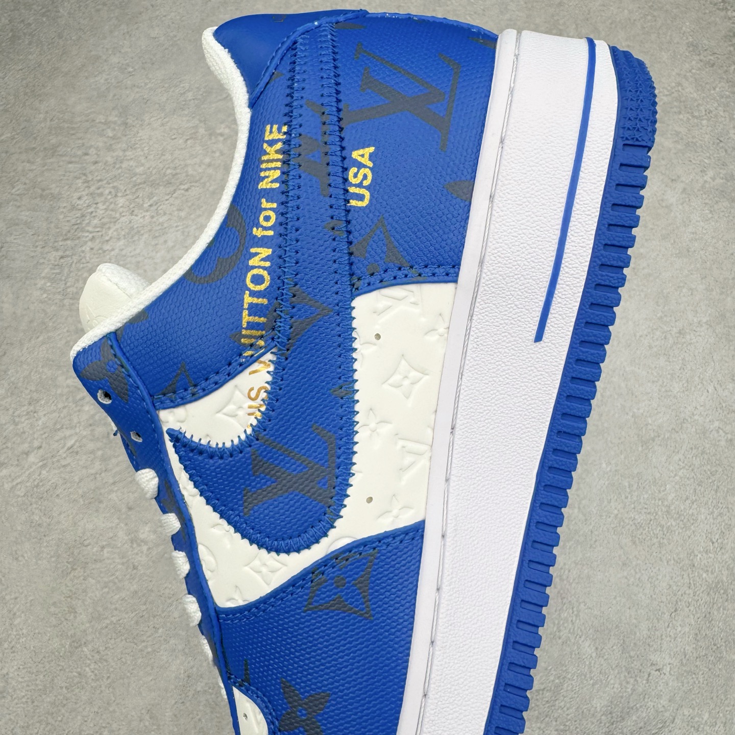 图片[7]-Louis Vuitton x NK Air Force 1 联名款 空军一号低帮休闲运动板鞋 毫无疑问 今年的鞋王非 LV x Air Force1 莫属 LV 的强强联名 再加上是 Virgil Abloh 联名鞋款的绝唱系列 让鞋头们又多了一个不得不买的理由 苏富比在官方 ins 账号上发布了 LV x Nike Air Force 1 第一波发售信息，会以线上拍卖的形式在苏富比网站上进行发售 限量200双 尺码从 US5到 US18 每双鞋的起拍价为2,000美元 预估价在5,000-15,000美元 拍卖所得收益将全数捐赠给 Virgil Abloh 创立的「Post-Modern」奖学金基金 拍卖时间从1月26日进行到2月8日 发售的第一双是最具代表性的小牛皮 LV 老花款式 它集合了 LV 与 Virgil 最经典的设计 鞋身拼接了 LV 两大经典 monogram 印花和 damier 棋盘格元素 侧面、鞋带上的“AIR”“LACET”字样是 Virgil 的招牌设计 白色中底搭配 LV 经典棕色 尽显奢华魅力 此次拍卖还会附带特别版皮质鞋盒 通体一身的橘色鞋盒印满了 LV monogram 老花 顶部搭配了白色锁扣以及 Swoosh 吊饰 日常还可以当作旅行箱使用 尺码：36 36.5 37.5 38 38.5 39 40 40.5 41 42 42.5 43 44 44.5 45-选品中心
