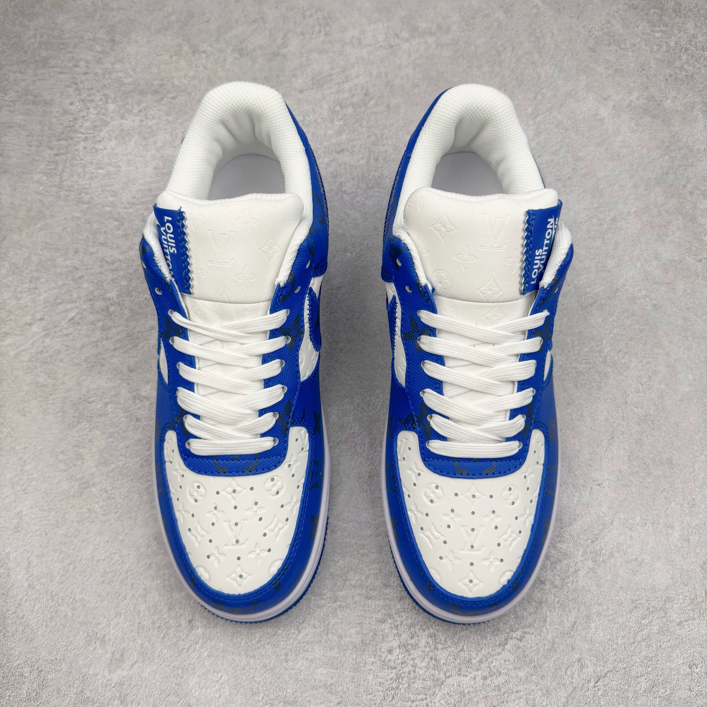 图片[2]-Louis Vuitton x NK Air Force 1 联名款 空军一号低帮休闲运动板鞋 毫无疑问 今年的鞋王非 LV x Air Force1 莫属 LV 的强强联名 再加上是 Virgil Abloh 联名鞋款的绝唱系列 让鞋头们又多了一个不得不买的理由 苏富比在官方 ins 账号上发布了 LV x Nike Air Force 1 第一波发售信息，会以线上拍卖的形式在苏富比网站上进行发售 限量200双 尺码从 US5到 US18 每双鞋的起拍价为2,000美元 预估价在5,000-15,000美元 拍卖所得收益将全数捐赠给 Virgil Abloh 创立的「Post-Modern」奖学金基金 拍卖时间从1月26日进行到2月8日 发售的第一双是最具代表性的小牛皮 LV 老花款式 它集合了 LV 与 Virgil 最经典的设计 鞋身拼接了 LV 两大经典 monogram 印花和 damier 棋盘格元素 侧面、鞋带上的“AIR”“LACET”字样是 Virgil 的招牌设计 白色中底搭配 LV 经典棕色 尽显奢华魅力 此次拍卖还会附带特别版皮质鞋盒 通体一身的橘色鞋盒印满了 LV monogram 老花 顶部搭配了白色锁扣以及 Swoosh 吊饰 日常还可以当作旅行箱使用 尺码：36 36.5 37.5 38 38.5 39 40 40.5 41 42 42.5 43 44 44.5 45-选品中心