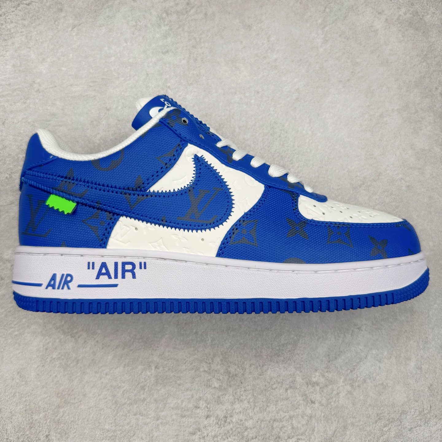 Louis Vuitton x NK Air Force 1 联名款 空军一号低帮休闲运动板鞋 毫无疑问 今年的鞋王非 LV x Air Force1 莫属 LV 的强强联名 再加上是 Virgil Abloh 联名鞋款的绝唱系列 让鞋头们又多了一个不得不买的理由 苏富比在官方 ins 账号上发布了 LV x Nike Air Force 1 第一波发售信息，会以线上拍卖的形式在苏富比网站上进行发售 限量200双 尺码从 US5到 US18 每双鞋的起拍价为2,000美元 预估价在5,000-15,000美元 拍卖所得收益将全数捐赠给 Virgil Abloh 创立的「Post-Modern」奖学金基金 拍卖时间从1月26日进行到2月8日 发售的第一双是最具代表性的小牛皮 LV 老花款式 它集合了 LV 与 Virgil 最经典的设计 鞋身拼接了 LV 两大经典 monogram 印花和 damier 棋盘格元素 侧面、鞋带上的“AIR”“LACET”字样是 Virgil 的招牌设计 白色中底搭配 LV 经典棕色 尽显奢华魅力 此次拍卖还会附带特别版皮质鞋盒 通体一身的橘色鞋盒印满了 LV monogram 老花 顶部搭配了白色锁扣以及 Swoosh 吊饰 日常还可以当作旅行箱使用 尺码：36 36.5 37.5 38 38.5 39 40 40.5 41 42 42.5 43 44 44.5 45-选品中心