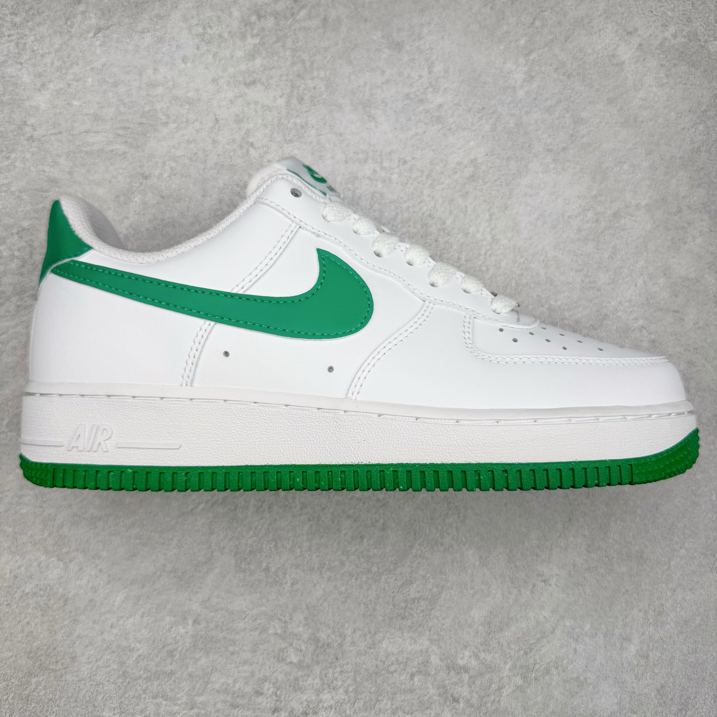 图片[12]-＃XT纯原 NK Air Force 1´07 Low 空军一号低帮百搭休闲运动板鞋 顶级批次 2022全新楦头鞋型 鱼鳞大底 历时开发三个月 清洁度完美 二维码鞋标 内置芯片及solo气垫 大底高度及其弧度依照正品 钢印 logo刺绣 鞋口弧度 鞋头长度 鞋面冲孔 鞋垫背胶及钢印 完美鞋型对比正品 每一处都是细节满满 柔软、弹性十足的缓震性能和出色的中底设计 横跨复古与现代的外型结合 造就出风靡全球 三十多年的Force 1 直到今天还深受青睐 实拍调校N版已经零色差零失真 百分百还原实物色彩所见即所得 不存在货不对板色差等低级问题 选购参考实物拍摄 不混卖不参货 只用心做好货严格选品 承诺混一赔十 尺码：36 36.5 37.5 38 38.5 39 40 40.5 41 42 42.5 43 44 44.5 45-选品中心