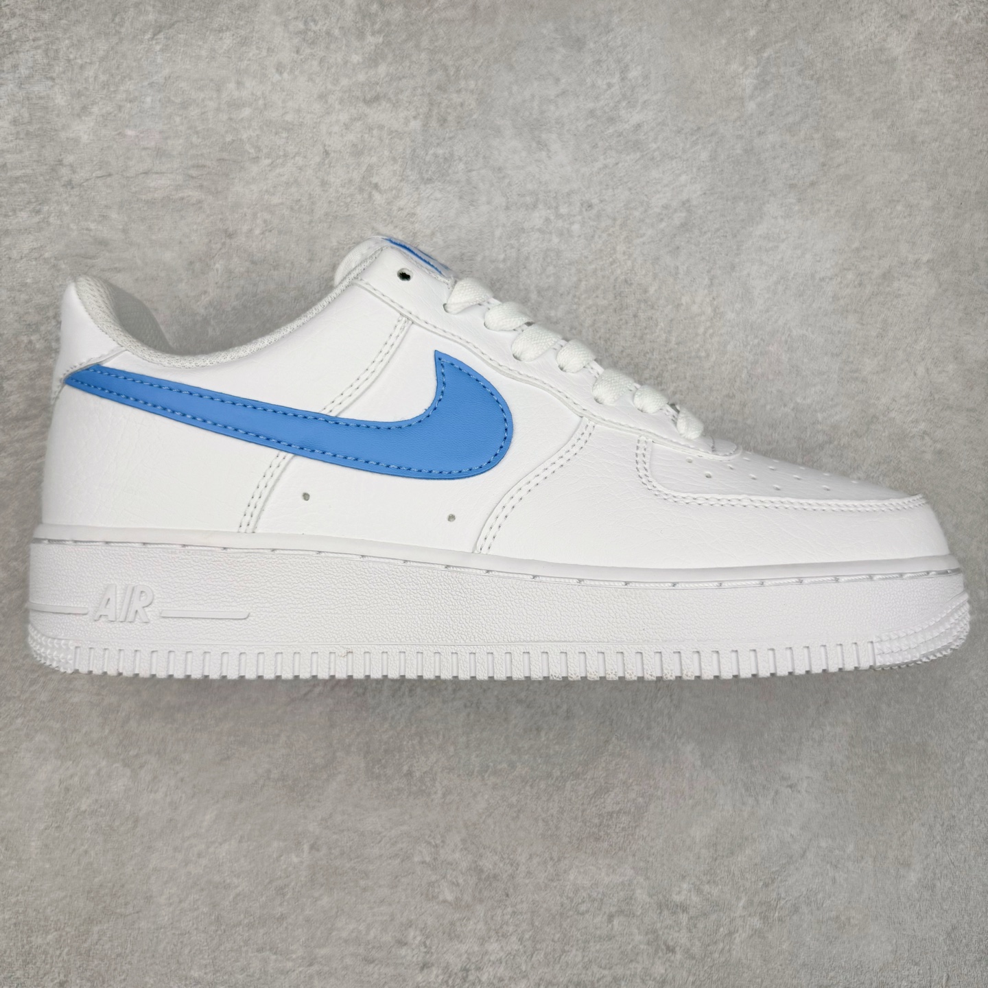 图片[8]-＃XT纯原 NK Air Force 1´07 Low 空军一号低帮百搭休闲运动板鞋 顶级批次 2022全新楦头鞋型 鱼鳞大底 历时开发三个月 清洁度完美 二维码鞋标 内置芯片及solo气垫 大底高度及其弧度依照正品 钢印 logo刺绣 鞋口弧度 鞋头长度 鞋面冲孔 鞋垫背胶及钢印 完美鞋型对比正品 每一处都是细节满满 柔软、弹性十足的缓震性能和出色的中底设计 横跨复古与现代的外型结合 造就出风靡全球 三十多年的Force 1 直到今天还深受青睐 实拍调校N版已经零色差零失真 百分百还原实物色彩所见即所得 不存在货不对板色差等低级问题 选购参考实物拍摄 不混卖不参货 只用心做好货严格选品 承诺混一赔十 尺码：36 36.5 37.5 38 38.5 39 40 40.5 41 42 42.5 43 44 44.5 45-选品中心