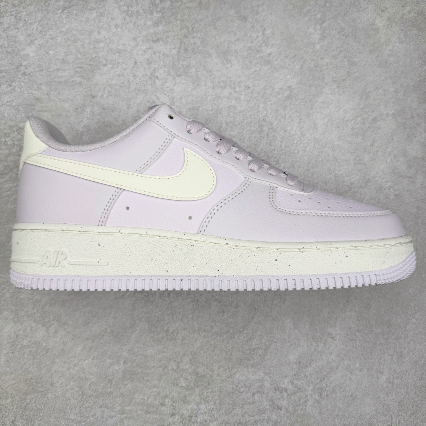 图片[11]-＃XT纯原 NK Air Force 1´07 Low 空军一号低帮百搭休闲运动板鞋 顶级批次 2022全新楦头鞋型 鱼鳞大底 历时开发三个月 清洁度完美 二维码鞋标 内置芯片及solo气垫 大底高度及其弧度依照正品 钢印 logo刺绣 鞋口弧度 鞋头长度 鞋面冲孔 鞋垫背胶及钢印 完美鞋型对比正品 每一处都是细节满满 柔软、弹性十足的缓震性能和出色的中底设计 横跨复古与现代的外型结合 造就出风靡全球 三十多年的Force 1 直到今天还深受青睐 实拍调校N版已经零色差零失真 百分百还原实物色彩所见即所得 不存在货不对板色差等低级问题 选购参考实物拍摄 不混卖不参货 只用心做好货严格选品 承诺混一赔十 尺码：36 36.5 37.5 38 38.5 39 40 40.5 41 42 42.5 43 44 44.5 45-选品中心