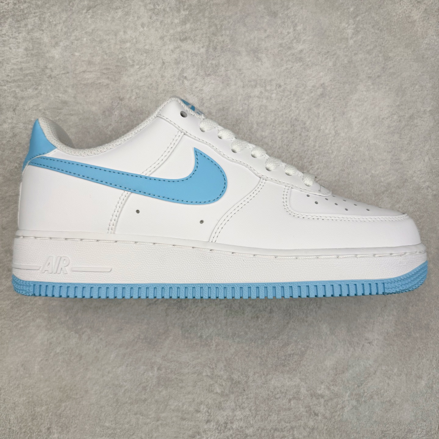 图片[4]-＃XT纯原 NK Air Force 1´07 Low 空军一号低帮百搭休闲运动板鞋 顶级批次 2022全新楦头鞋型 鱼鳞大底 历时开发三个月 清洁度完美 二维码鞋标 内置芯片及solo气垫 大底高度及其弧度依照正品 钢印 logo刺绣 鞋口弧度 鞋头长度 鞋面冲孔 鞋垫背胶及钢印 完美鞋型对比正品 每一处都是细节满满 柔软、弹性十足的缓震性能和出色的中底设计 横跨复古与现代的外型结合 造就出风靡全球 三十多年的Force 1 直到今天还深受青睐 实拍调校N版已经零色差零失真 百分百还原实物色彩所见即所得 不存在货不对板色差等低级问题 选购参考实物拍摄 不混卖不参货 只用心做好货严格选品 承诺混一赔十 尺码：36 36.5 37.5 38 38.5 39 40 40.5 41 42 42.5 43 44 44.5 45-选品中心