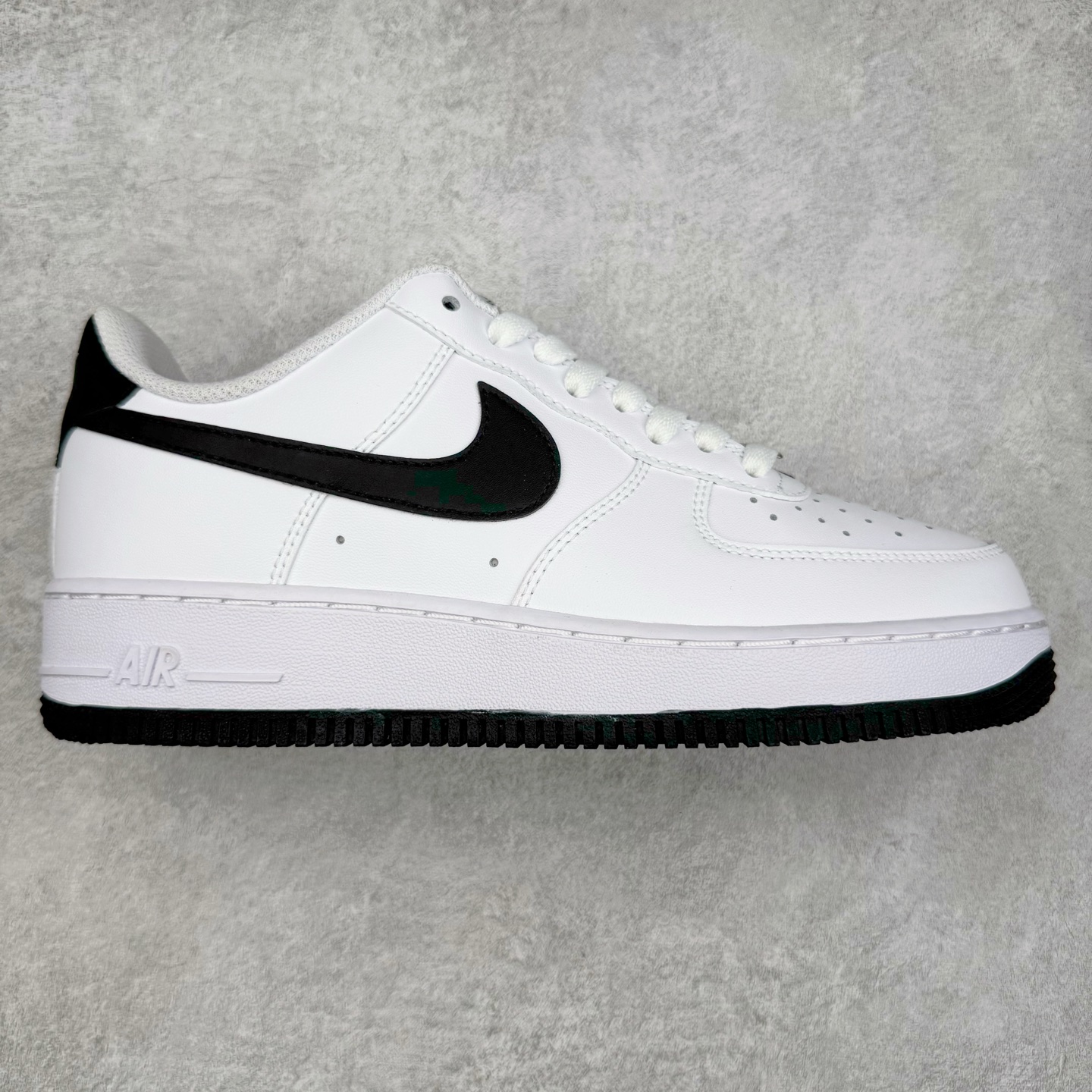 图片[3]-＃XT纯原 NK Air Force 1´07 Low 空军一号低帮百搭休闲运动板鞋 顶级批次 2022全新楦头鞋型 鱼鳞大底 历时开发三个月 清洁度完美 二维码鞋标 内置芯片及solo气垫 大底高度及其弧度依照正品 钢印 logo刺绣 鞋口弧度 鞋头长度 鞋面冲孔 鞋垫背胶及钢印 完美鞋型对比正品 每一处都是细节满满 柔软、弹性十足的缓震性能和出色的中底设计 横跨复古与现代的外型结合 造就出风靡全球 三十多年的Force 1 直到今天还深受青睐 实拍调校N版已经零色差零失真 百分百还原实物色彩所见即所得 不存在货不对板色差等低级问题 选购参考实物拍摄 不混卖不参货 只用心做好货严格选品 承诺混一赔十 尺码：36 36.5 37.5 38 38.5 39 40 40.5 41 42 42.5 43 44 44.5 45-选品中心