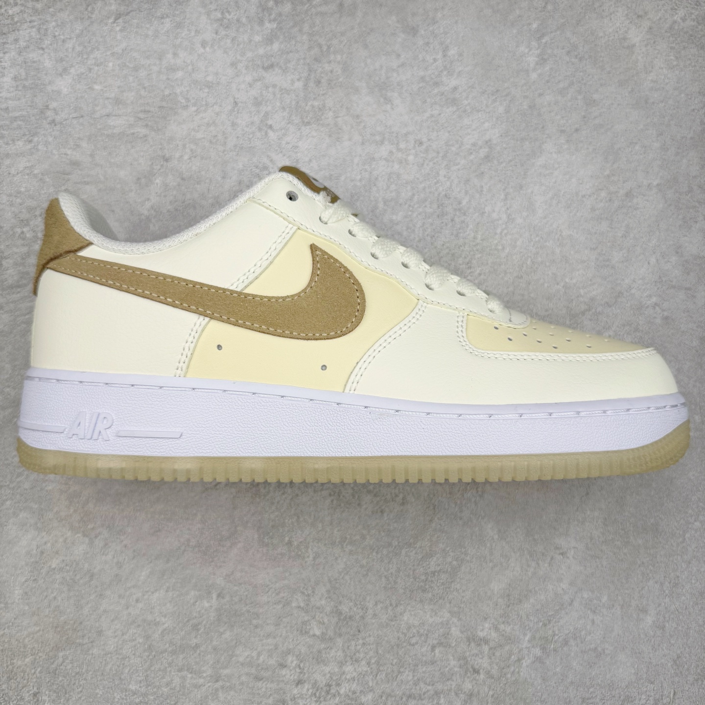 图片[10]-＃XT纯原 NK Air Force 1´07 Low 空军一号低帮百搭休闲运动板鞋 顶级批次 2022全新楦头鞋型 鱼鳞大底 历时开发三个月 清洁度完美 二维码鞋标 内置芯片及solo气垫 大底高度及其弧度依照正品 钢印 logo刺绣 鞋口弧度 鞋头长度 鞋面冲孔 鞋垫背胶及钢印 完美鞋型对比正品 每一处都是细节满满 柔软、弹性十足的缓震性能和出色的中底设计 横跨复古与现代的外型结合 造就出风靡全球 三十多年的Force 1 直到今天还深受青睐 实拍调校N版已经零色差零失真 百分百还原实物色彩所见即所得 不存在货不对板色差等低级问题 选购参考实物拍摄 不混卖不参货 只用心做好货严格选品 承诺混一赔十 尺码：36 36.5 37.5 38 38.5 39 40 40.5 41 42 42.5 43 44 44.5 45-选品中心