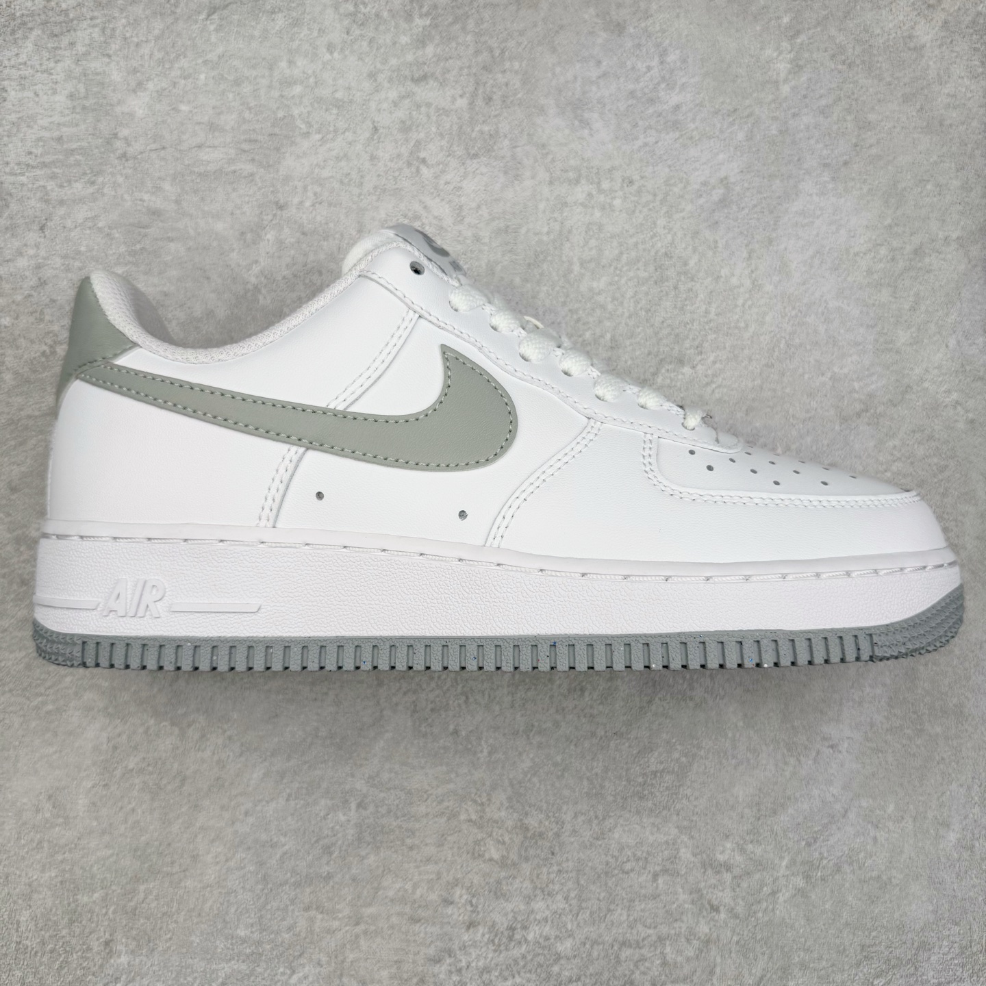 图片[5]-＃XT纯原 NK Air Force 1´07 Low 空军一号低帮百搭休闲运动板鞋 顶级批次 2022全新楦头鞋型 鱼鳞大底 历时开发三个月 清洁度完美 二维码鞋标 内置芯片及solo气垫 大底高度及其弧度依照正品 钢印 logo刺绣 鞋口弧度 鞋头长度 鞋面冲孔 鞋垫背胶及钢印 完美鞋型对比正品 每一处都是细节满满 柔软、弹性十足的缓震性能和出色的中底设计 横跨复古与现代的外型结合 造就出风靡全球 三十多年的Force 1 直到今天还深受青睐 实拍调校N版已经零色差零失真 百分百还原实物色彩所见即所得 不存在货不对板色差等低级问题 选购参考实物拍摄 不混卖不参货 只用心做好货严格选品 承诺混一赔十 尺码：36 36.5 37.5 38 38.5 39 40 40.5 41 42 42.5 43 44 44.5 45-选品中心