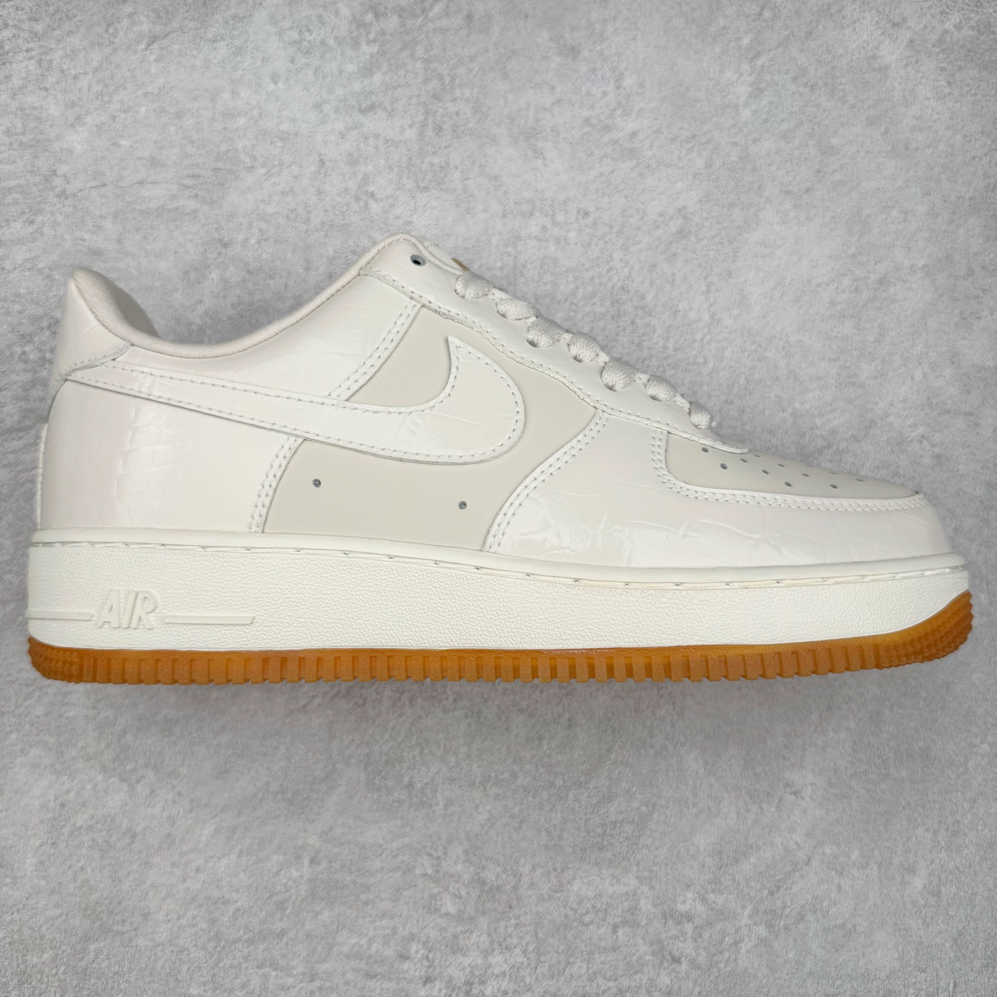 图片[9]-＃XT纯原 NK Air Force 1´07 Low 空军一号低帮百搭休闲运动板鞋 顶级批次 2022全新楦头鞋型 鱼鳞大底 历时开发三个月 清洁度完美 二维码鞋标 内置芯片及solo气垫 大底高度及其弧度依照正品 钢印 logo刺绣 鞋口弧度 鞋头长度 鞋面冲孔 鞋垫背胶及钢印 完美鞋型对比正品 每一处都是细节满满 柔软、弹性十足的缓震性能和出色的中底设计 横跨复古与现代的外型结合 造就出风靡全球 三十多年的Force 1 直到今天还深受青睐 实拍调校N版已经零色差零失真 百分百还原实物色彩所见即所得 不存在货不对板色差等低级问题 选购参考实物拍摄 不混卖不参货 只用心做好货严格选品 承诺混一赔十 尺码：36 36.5 37.5 38 38.5 39 40 40.5 41 42 42.5 43 44 44.5 45-选品中心