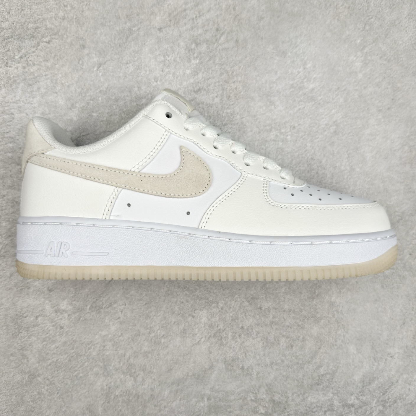 ＃XT纯原 NK Air Force 1´07 Low 空军一号低帮百搭休闲运动板鞋 顶级批次 2022全新楦头鞋型 鱼鳞大底 历时开发三个月 清洁度完美 二维码鞋标 内置芯片及solo气垫 大底高度及其弧度依照正品 钢印 logo刺绣 鞋口弧度 鞋头长度 鞋面冲孔 鞋垫背胶及钢印 完美鞋型对比正品 每一处都是细节满满 柔软、弹性十足的缓震性能和出色的中底设计 横跨复古与现代的外型结合 造就出风靡全球 三十多年的Force 1 直到今天还深受青睐 实拍调校N版已经零色差零失真 百分百还原实物色彩所见即所得 不存在货不对板色差等低级问题 选购参考实物拍摄 不混卖不参货 只用心做好货严格选品 承诺混一赔十 尺码：36 36.5 37.5 38 38.5 39 40 40.5 41 42 42.5 43 44 44.5 45-选品中心