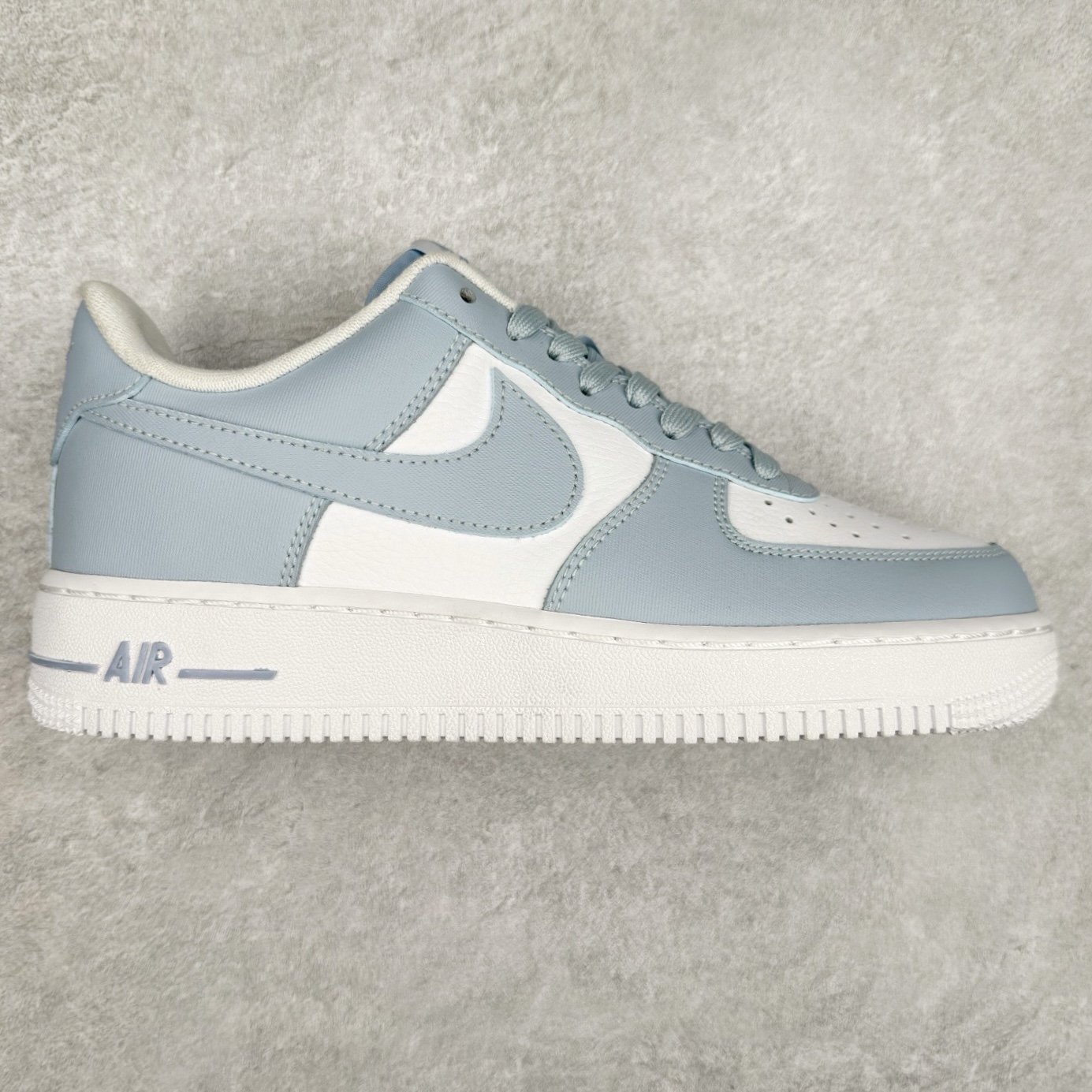图片[2]-＃XT纯原 NK Air Force 1´07 Low 空军一号低帮百搭休闲运动板鞋 顶级批次 2022全新楦头鞋型 鱼鳞大底 历时开发三个月 清洁度完美 二维码鞋标 内置芯片及solo气垫 大底高度及其弧度依照正品 钢印 logo刺绣 鞋口弧度 鞋头长度 鞋面冲孔 鞋垫背胶及钢印 完美鞋型对比正品 每一处都是细节满满 柔软、弹性十足的缓震性能和出色的中底设计 横跨复古与现代的外型结合 造就出风靡全球 三十多年的Force 1 直到今天还深受青睐 实拍调校N版已经零色差零失真 百分百还原实物色彩所见即所得 不存在货不对板色差等低级问题 选购参考实物拍摄 不混卖不参货 只用心做好货严格选品 承诺混一赔十 尺码：36 36.5 37.5 38 38.5 39 40 40.5 41 42 42.5 43 44 44.5 45-选品中心