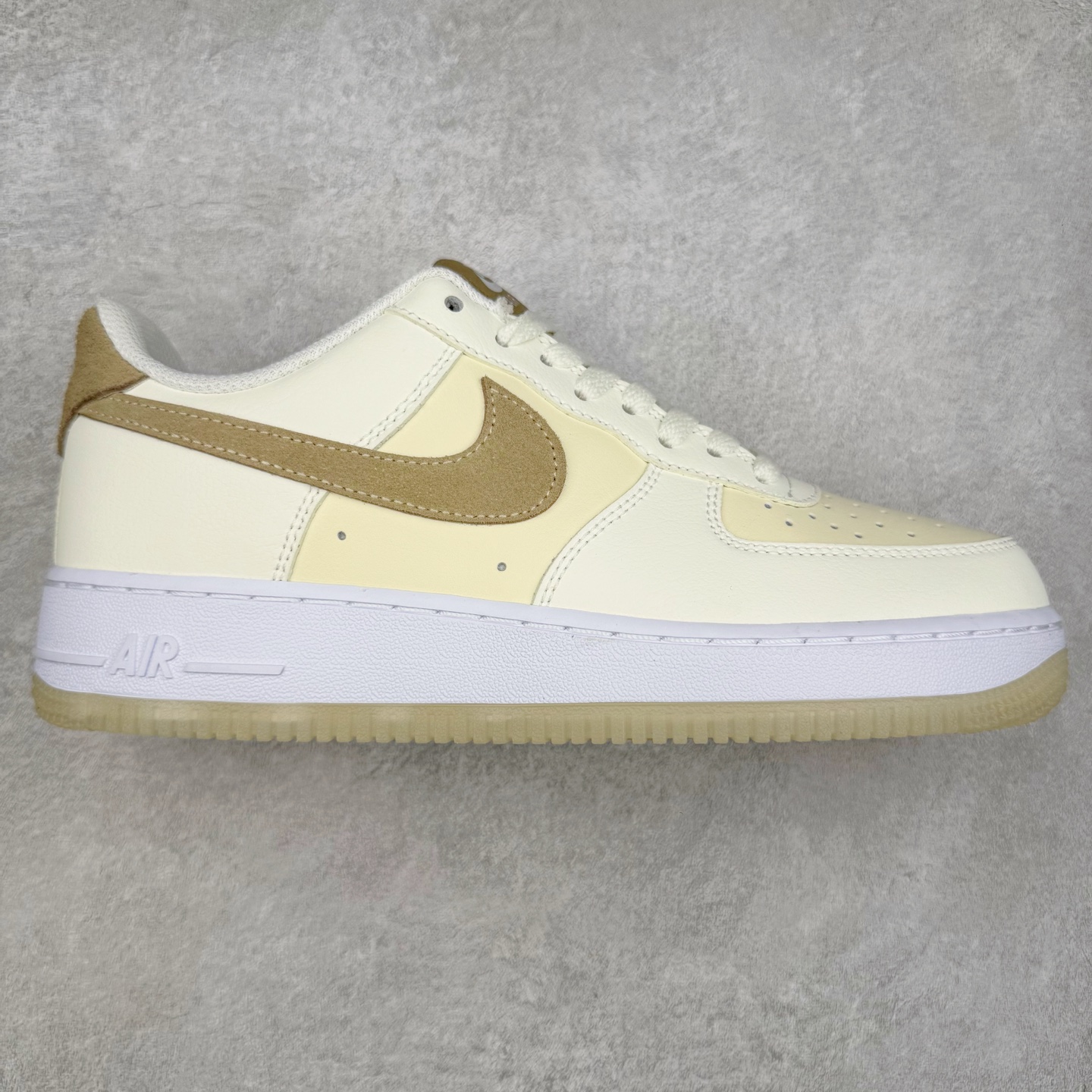 图片[6]-＃XT纯原 NK Air Force 1´07 Low 空军一号低帮百搭休闲运动板鞋 顶级批次 2022全新楦头鞋型 鱼鳞大底 历时开发三个月 清洁度完美 二维码鞋标 内置芯片及solo气垫 大底高度及其弧度依照正品 钢印 logo刺绣 鞋口弧度 鞋头长度 鞋面冲孔 鞋垫背胶及钢印 完美鞋型对比正品 每一处都是细节满满 柔软、弹性十足的缓震性能和出色的中底设计 横跨复古与现代的外型结合 造就出风靡全球 三十多年的Force 1 直到今天还深受青睐 实拍调校N版已经零色差零失真 百分百还原实物色彩所见即所得 不存在货不对板色差等低级问题 选购参考实物拍摄 不混卖不参货 只用心做好货严格选品 承诺混一赔十 尺码：36 36.5 37.5 38 38.5 39 40 40.5 41 42 42.5 43 44 44.5 45-选品中心