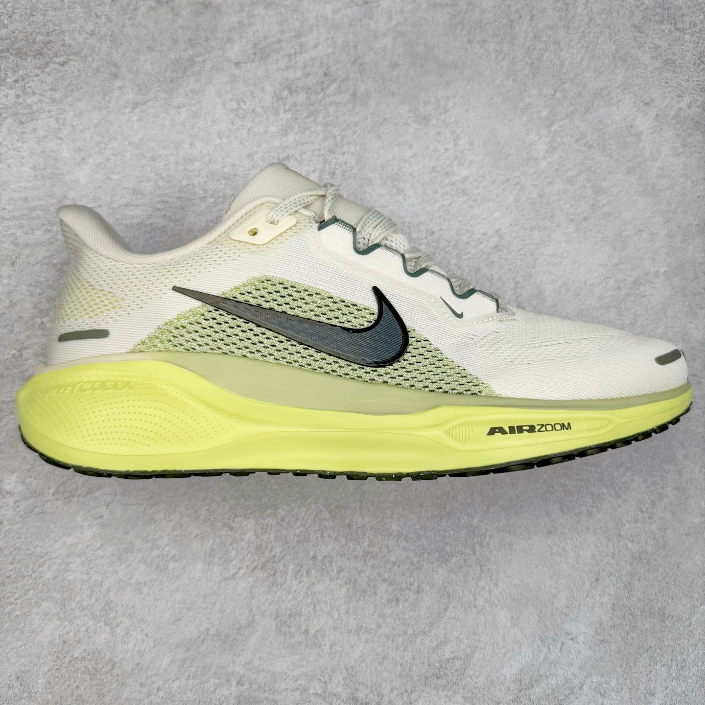 ＃特价福利 NK Zoom Pegasus 飞马41代马拉松系列网面透气缓震疾速跑鞋 拥有 Zoom Air 一如既往的稳定感和流畅感 鞋面采用工程网眼设计 为特定高热区域营造出色透气性 进一步增加鞋面的穿孔数量 让足部能够快速散热 中足搭配 Flywire 飞线 在高速运动时营造舒适稳定的贴合感 内置Zoon气垫加持 动力十足 尺码：36 36.5 37.5 38 38.5 39 40 40.5 41 42 42.5 43 44 44.5 45-选品中心