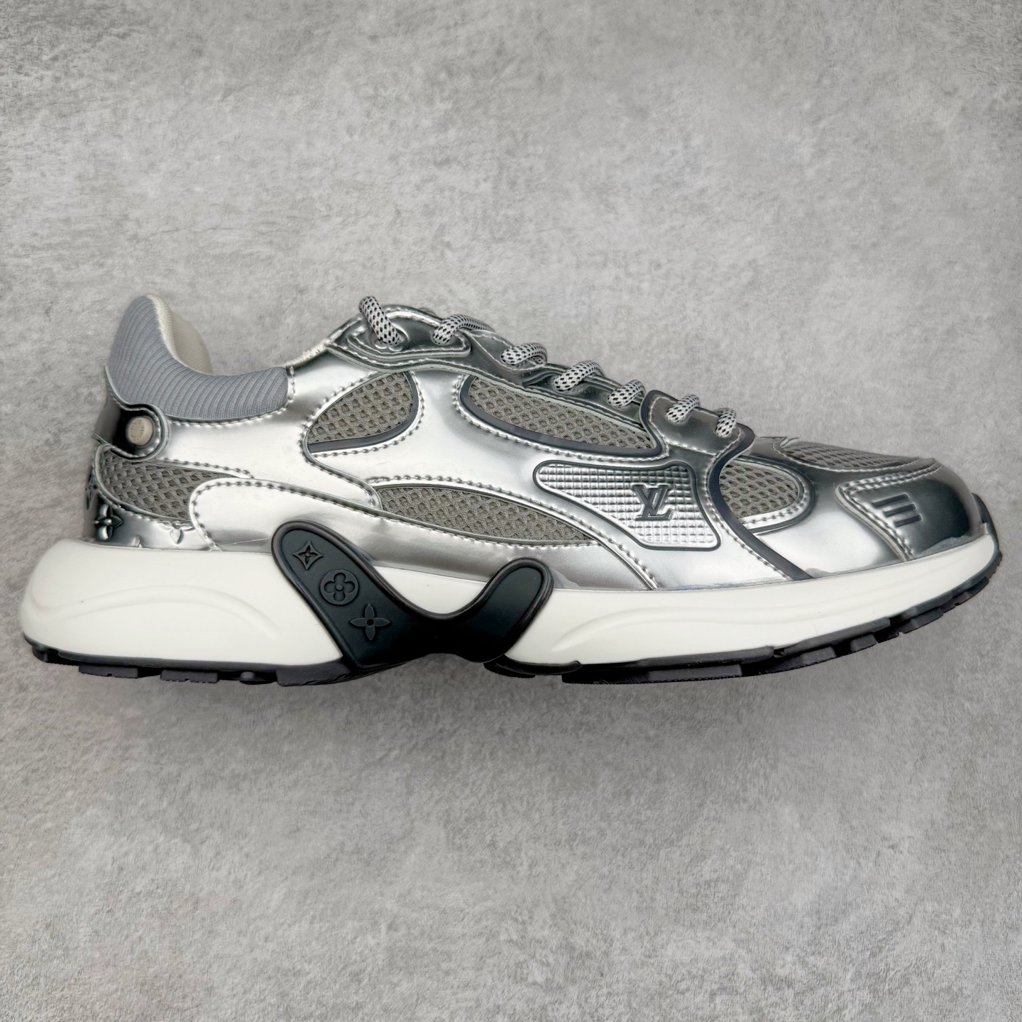 𝐋𝐕 𝟮𝟱𝐬𝐬春夏新款𝐓𝐑𝐀𝐈𝐍𝐄𝐑系列蓝球鞋运动鞋 硬货上新 高级感十足！国内外博主刷爆的一款，复古又时髦 上脚美炸了！官网主推款★ ➢鞋面材质：头层牛皮 ➢鞋里材质：高密度进口网布 ➢鞋底材质：原版开模双色TPU组合大底 ➢鞋码选购：35-45 盼星星盼月亮 我的LOUIS VUITTON Olympia休闲鞋终于到手啦! 穿了一段时间必须来和大家唠唠真实感受~ – 优点 – 颜值封神：黑色鞋面简约又高级鞋身的LV经典元素低调又吸睛 圆头设计可爱又减龄低帮款式完美露出脚踝轻松打造大长腿既视感 搭配牛仔裤或者小裙子日常通勤还是约会出街都超有范儿每次穿都被要链接 – 脚感舒适：鞋面是柔软的优质皮革贴脚不磨脚 鞋垫有恰到好处的厚度和弹性走一整天路也不会觉得脚掌酸痛逛街暴走无压力对咱们爱走路的女生太友好 – 品质抗打：细节处理堪称一绝缝线细密均匀五金配件质感十足耐磨又耐脏不愧是大牌品质感觉能穿好多年 –-选品中心