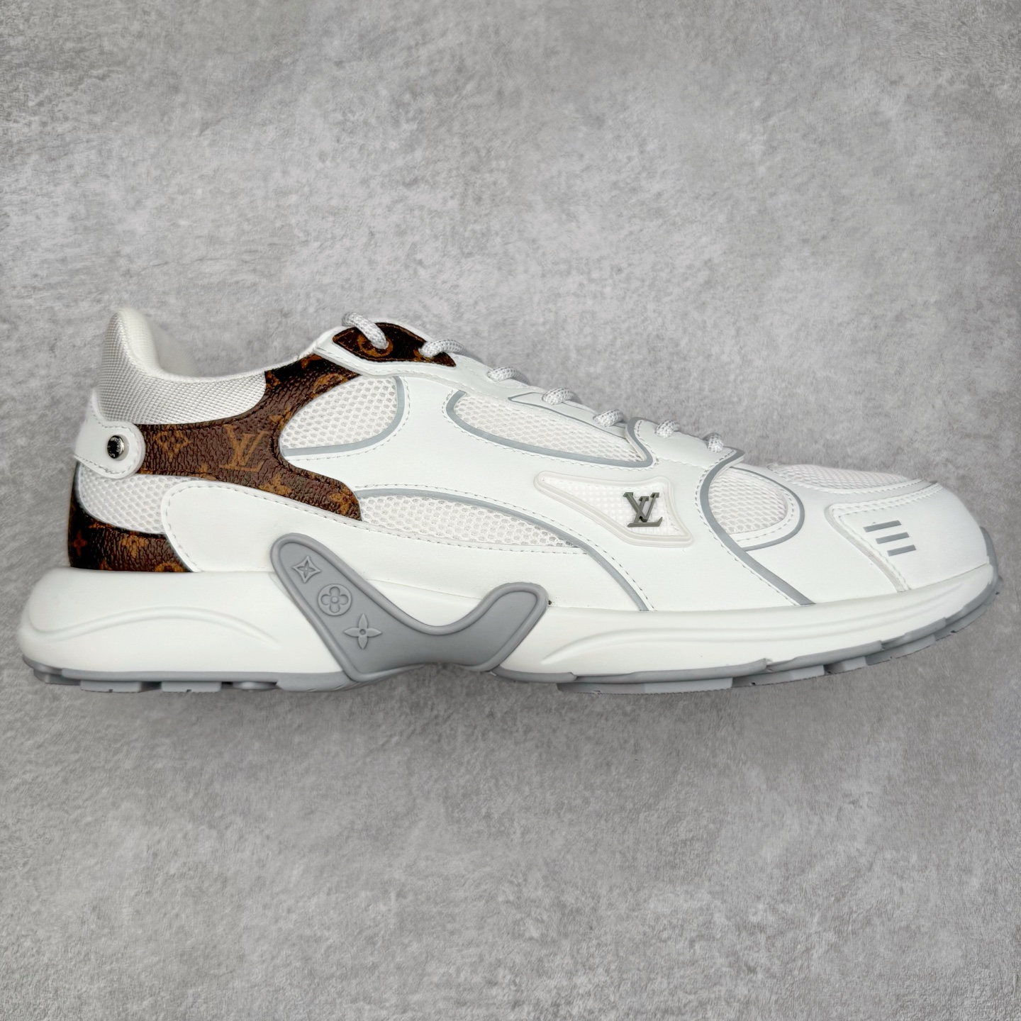 𝐋𝐕 𝟮𝟱𝐬𝐬春夏新款𝐓𝐑𝐀𝐈𝐍𝐄𝐑系列蓝球鞋运动鞋 硬货上新 高级感十足！国内外博主刷爆的一款，复古又时髦 上脚美炸了！官网主推款★ ➢鞋面材质：头层牛皮 ➢鞋里材质：高密度进口网布 ➢鞋底材质：原版开模双色TPU组合大底 ➢鞋码选购：35-45 盼星星盼月亮 我的LOUIS VUITTON Olympia休闲鞋终于到手啦! 穿了一段时间必须来和大家唠唠真实感受~ – 优点 – 颜值封神：黑色鞋面简约又高级鞋身的LV经典元素低调又吸睛 圆头设计可爱又减龄低帮款式完美露出脚踝轻松打造大长腿既视感 搭配牛仔裤或者小裙子日常通勤还是约会出街都超有范儿每次穿都被要链接 – 脚感舒适：鞋面是柔软的优质皮革贴脚不磨脚 鞋垫有恰到好处的厚度和弹性走一整天路也不会觉得脚掌酸痛逛街暴走无压力对咱们爱走路的女生太友好 – 品质抗打：细节处理堪称一绝缝线细密均匀五金配件质感十足耐磨又耐脏不愧是大牌品质感觉能穿好多年 –-选品中心