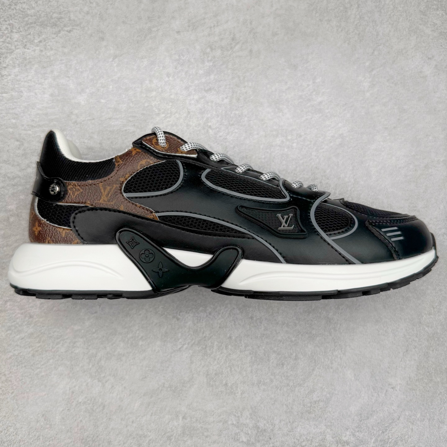 𝐋𝐕 𝟮𝟱𝐬𝐬春夏新款𝐓𝐑𝐀𝐈𝐍𝐄𝐑系列蓝球鞋运动鞋 硬货上新 高级感十足！国内外博主刷爆的一款，复古又时髦 上脚美炸了！官网主推款★ ➢鞋面材质：头层牛皮 ➢鞋里材质：高密度进口网布 ➢鞋底材质：原版开模双色TPU组合大底 ➢鞋码选购：35-45 盼星星盼月亮 我的LOUIS VUITTON Olympia休闲鞋终于到手啦! 穿了一段时间必须来和大家唠唠真实感受~ – 优点 – 颜值封神：黑色鞋面简约又高级鞋身的LV经典元素低调又吸睛 圆头设计可爱又减龄低帮款式完美露出脚踝轻松打造大长腿既视感 搭配牛仔裤或者小裙子日常通勤还是约会出街都超有范儿每次穿都被要链接 – 脚感舒适：鞋面是柔软的优质皮革贴脚不磨脚 鞋垫有恰到好处的厚度和弹性走一整天路也不会觉得脚掌酸痛逛街暴走无压力对咱们爱走路的女生太友好 – 品质抗打：细节处理堪称一绝缝线细密均匀五金配件质感十足耐磨又耐脏不愧是大牌品质感觉能穿好多年 –-选品中心