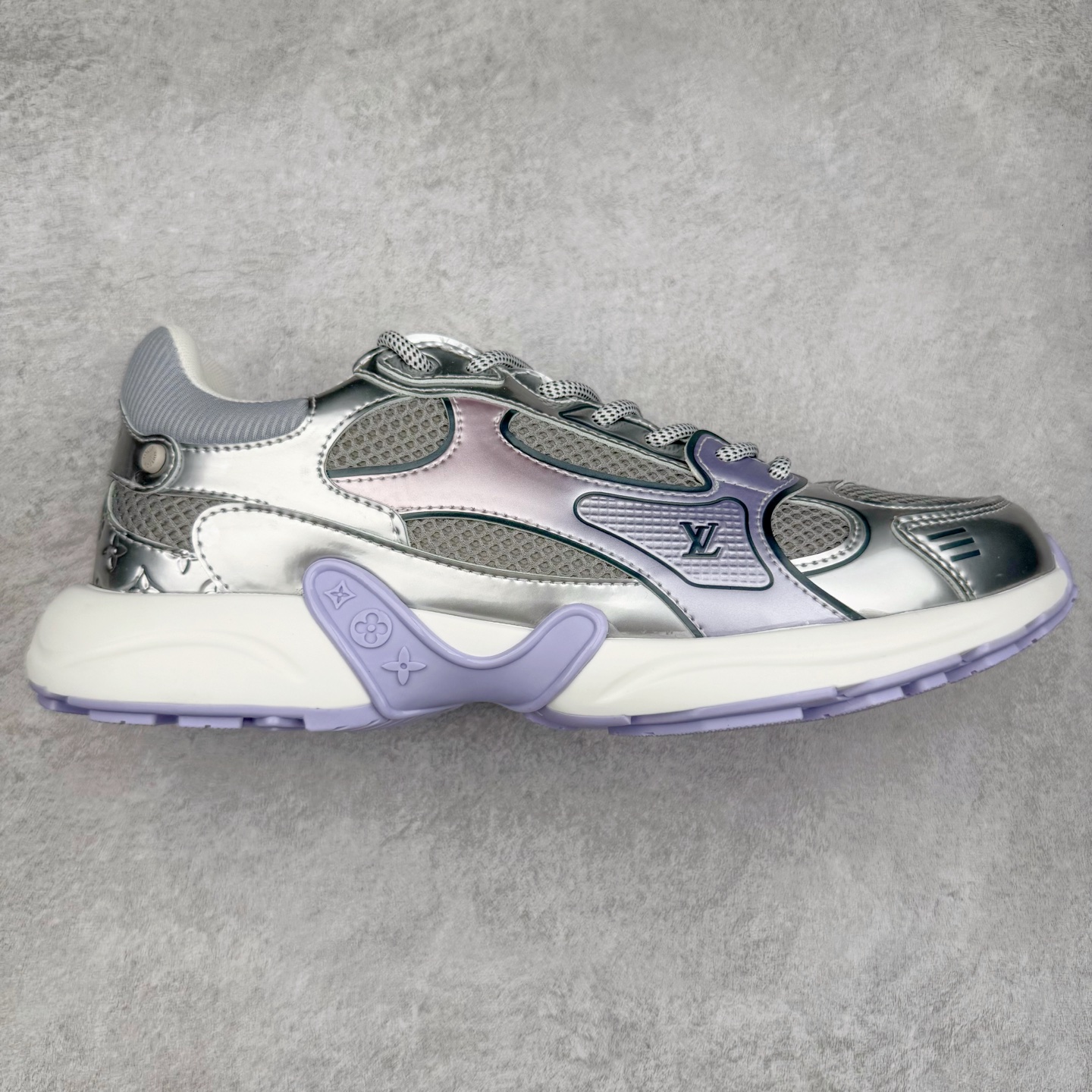 𝐋𝐕 𝟮𝟱𝐬𝐬春夏新款𝐓𝐑𝐀𝐈𝐍𝐄𝐑系列蓝球鞋运动鞋 硬货上新 高级感十足！国内外博主刷爆的一款，复古又时髦 上脚美炸了！官网主推款★ ➢鞋面材质：头层牛皮 ➢鞋里材质：高密度进口网布 ➢鞋底材质：原版开模双色TPU组合大底 ➢鞋码选购：35-45 盼星星盼月亮 我的LOUIS VUITTON Olympia休闲鞋终于到手啦! 穿了一段时间必须来和大家唠唠真实感受~ – 优点 – 颜值封神：黑色鞋面简约又高级鞋身的LV经典元素低调又吸睛 圆头设计可爱又减龄低帮款式完美露出脚踝轻松打造大长腿既视感 搭配牛仔裤或者小裙子日常通勤还是约会出街都超有范儿每次穿都被要链接 – 脚感舒适：鞋面是柔软的优质皮革贴脚不磨脚 鞋垫有恰到好处的厚度和弹性走一整天路也不会觉得脚掌酸痛逛街暴走无压力对咱们爱走路的女生太友好 – 品质抗打：细节处理堪称一绝缝线细密均匀五金配件质感十足耐磨又耐脏不愧是大牌品质感觉能穿好多年 –-选品中心