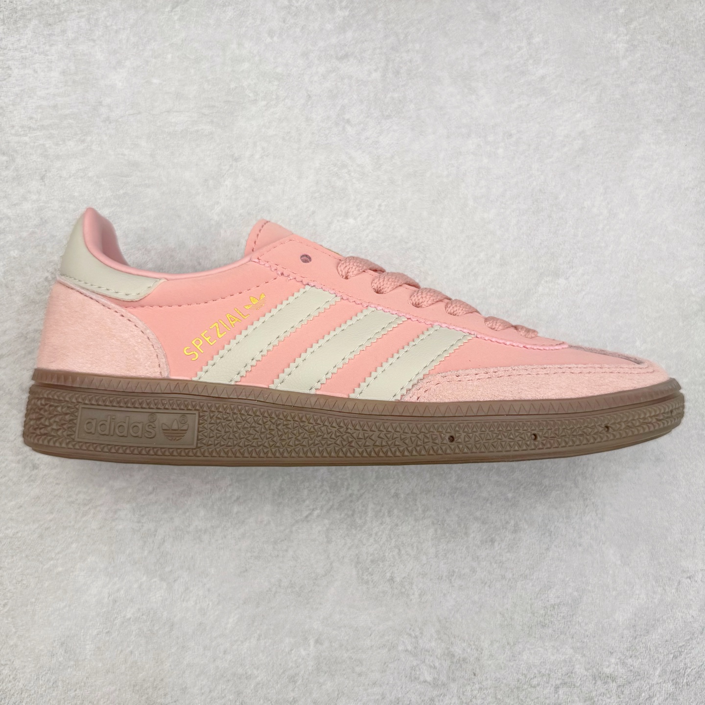 AD Originals Handball SPZL 手球运动员系列百搭休闲运动板鞋 JH2646 这款来自阿迪达斯的这款HANDBALL SPZL前身是一双手球运动鞋，这一次拿来复刻，所以鞋面的主要色彩选用了黑色， 鞋面外侧除了Spezial字母之外还有三叶草标志。Handball SPZL作为复古手球训练鞋与作为室内足球鞋的Samba有着异曲同工之处，但是质感更为出众的鞋身以及丰富的配色选择比起Samba来讲可以说是更胜一筹了！尺码：36 36⅔ 37⅓ 38 38⅔ 39⅓ 40 40⅔ 41⅓ 42 42⅔ 43⅓ 44 45-选品中心