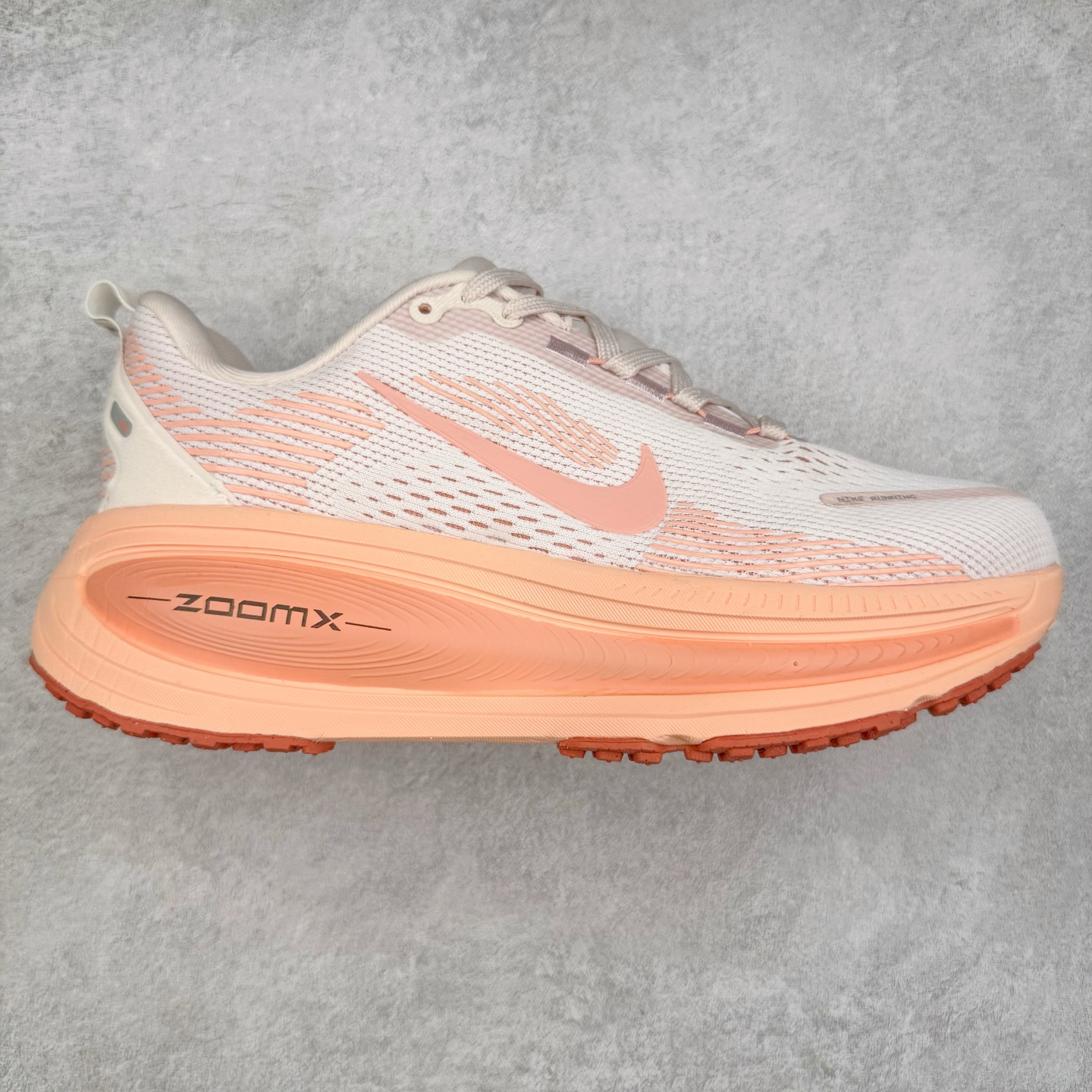 NK Air Zoom Vomero 18 轻便舒适公路跑步鞋 HM6804-601 质感柔软 弹力充沛 助力一路畅跑 乐享不停 厚实泡绵缔造舒适的回弹效果 铸就出色跑步表现 该鞋款轻盈透气 带你步入舒适新境界 疾速刺激感和非凡舒适脚感交织 定能让跑者在迈步间找到渴望已久的跑步乐趣 自如掌控跑步节奏、配速和里程 足底缓震配置赋予双足柔软舒适感受 助你一路畅跑 缓震设计 在双足触地时有助提供舒适脚感 搭载性能出众的 ZoomX 和 Cushlon 泡绵 营造柔软舒适脚感 助你稳稳迈步 基于跑者反馈 简化中底设计 带来出色舒适感 尺码：36 36.5 37.5 38 38.5 39 40 40.5 41 42 42.5 43 44 44.5 45-选品中心