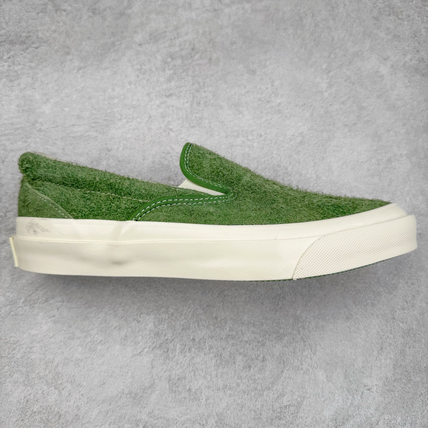 Tyler x GOLF WANG联名：One Star回归! Converse的One Star CC Slip Pro滑板鞋在 Tyler, the Creator和GOLF WANG的合作下再度回归，并且比以往更加“毛茸茸”。这次合作是Tyler亲自提出的，他特别请求Converse复刻这一滑板鞋款，用于最新的GOLF WANG系列。与Tyler之前的Converse联名鞋款一样，这双 GOLF WANG x One Star CC Slip Pro充满了丰富的色彩和纹理，鞋面采用毛茸茸的麂皮材质，色彩大胆且灵感来源于大自然的户外色调。原本作为低帮篮球鞋的One Star CC Slip Pro，经过演变已经成为滑板文化和时尚圈中的标志性鞋款，而这款鞋也完美契合了Tyler的个性一一他不仅是时尚ICON，还与滑板文化有着深厚的联系。尺码：35 36 36.5 37 38 38.5 39 40 40.5 41 42 42.5 43 44-选品中心