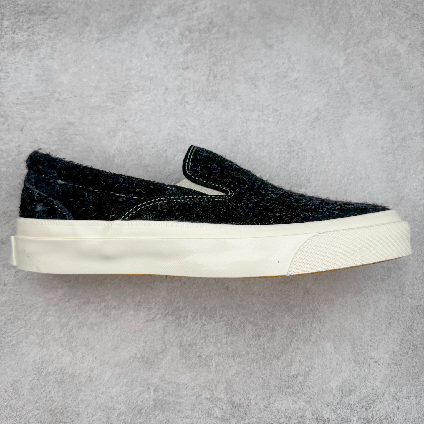 Tyler x GOLF WANG联名：One Star回归! Converse的One Star CC Slip Pro滑板鞋在 Tyler, the Creator和GOLF WANG的合作下再度回归，并且比以往更加“毛茸茸”。这次合作是Tyler亲自提出的，他特别请求Converse复刻这一滑板鞋款，用于最新的GOLF WANG系列。与Tyler之前的Converse联名鞋款一样，这双 GOLF WANG x One Star CC Slip Pro充满了丰富的色彩和纹理，鞋面采用毛茸茸的麂皮材质，色彩大胆且灵感来源于大自然的户外色调。原本作为低帮篮球鞋的One Star CC Slip Pro，经过演变已经成为滑板文化和时尚圈中的标志性鞋款，而这款鞋也完美契合了Tyler的个性一一他不仅是时尚ICON，还与滑板文化有着深厚的联系。尺码：35 36 36.5 37 38 38.5 39 40 40.5 41 42 42.5 43 44-选品中心