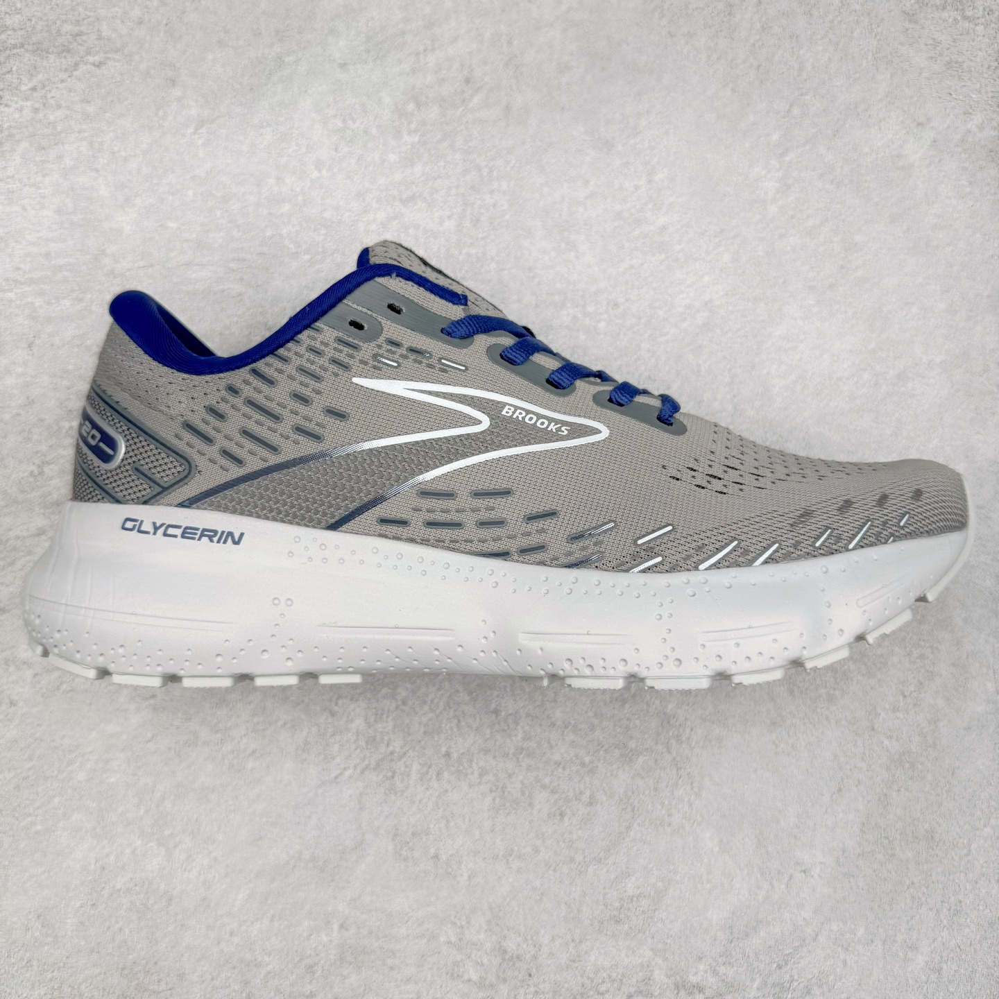 Brooks布鲁克斯 Glycerin 2.0 系带防滑耐磨低帮长跑跑步鞋 Brooks 四大跑鞋之一 百年品牌 跑鞋从外形上基本就能判断这是一款速度跑鞋 简洁干练的外形结构和极强的运动流线型看着非常有速度感 上脚的第一感觉是非常轻 美码9码的鞋单只206g不到 从个人偏好来说 200g左右的竞速鞋最具安全感 鞋面采用单层网布 很薄 前掌使用了大量开放式网眼 排气直接快速 透气性上乘 鞋舌也是轻量化设计 仅为一层麂皮 和脚背完美贴合 鞋舌中央有个防偏穿孔 从实际穿着来看 通常鞋舌都是外偏 如果是防偏穿孔位于中心 防偏效果其实并不十分有效 如果采用趋外侧的偏心设计更有效 鞋帮泡棉填充量不大 但非常紧凑 贴合舒适 包裹稳固 内置硬质TPU保证必要的稳定性 跑鞋中底采用的是DNA FLASH科技材料 DNA FLASH中底科技 是Brooks第一款将氮气注入中底的创新科技 主要原理是借助“超临界流体”发泡技术 将液态氮稳定的转化为气态氮 并使其均匀地形成无数紧密贴合的密闭式气囊结构 尺码：36 36.5 37.5 38 38.5 39 40 40.5 41 42 42.5 43 44 44.5 45 46-选品中心