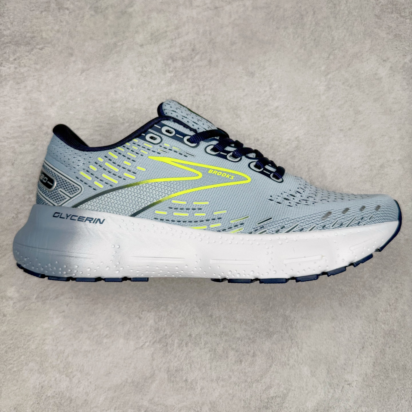 Brooks布鲁克斯 Glycerin 2.0 系带防滑耐磨低帮长跑跑步鞋 Brooks 四大跑鞋之一 百年品牌 跑鞋从外形上基本就能判断这是一款速度跑鞋 简洁干练的外形结构和极强的运动流线型看着非常有速度感 上脚的第一感觉是非常轻 美码9码的鞋单只206g不到 从个人偏好来说 200g左右的竞速鞋最具安全感 鞋面采用单层网布 很薄 前掌使用了大量开放式网眼 排气直接快速 透气性上乘 鞋舌也是轻量化设计 仅为一层麂皮 和脚背完美贴合 鞋舌中央有个防偏穿孔 从实际穿着来看 通常鞋舌都是外偏 如果是防偏穿孔位于中心 防偏效果其实并不十分有效 如果采用趋外侧的偏心设计更有效 鞋帮泡棉填充量不大 但非常紧凑 贴合舒适 包裹稳固 内置硬质TPU保证必要的稳定性 跑鞋中底采用的是DNA FLASH科技材料 DNA FLASH中底科技 是Brooks第一款将氮气注入中底的创新科技 主要原理是借助“超临界流体”发泡技术 将液态氮稳定的转化为气态氮 并使其均匀地形成无数紧密贴合的密闭式气囊结构 尺码：36 36.5 37.5 38 38.5 39 40 40.5 41 42 42.5 43 44 44.5 45 46-选品中心