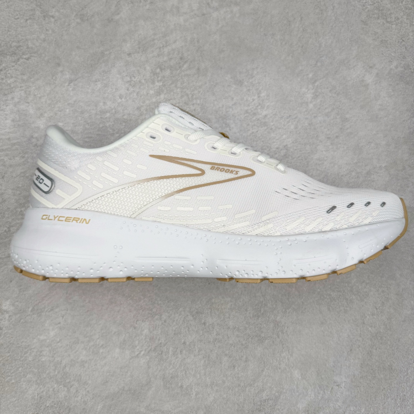 Brooks布鲁克斯 Glycerin 2.0 系带防滑耐磨低帮长跑跑步鞋 Brooks 四大跑鞋之一 百年品牌 跑鞋从外形上基本就能判断这是一款速度跑鞋 简洁干练的外形结构和极强的运动流线型看着非常有速度感 上脚的第一感觉是非常轻 美码9码的鞋单只206g不到 从个人偏好来说 200g左右的竞速鞋最具安全感 鞋面采用单层网布 很薄 前掌使用了大量开放式网眼 排气直接快速 透气性上乘 鞋舌也是轻量化设计 仅为一层麂皮 和脚背完美贴合 鞋舌中央有个防偏穿孔 从实际穿着来看 通常鞋舌都是外偏 如果是防偏穿孔位于中心 防偏效果其实并不十分有效 如果采用趋外侧的偏心设计更有效 鞋帮泡棉填充量不大 但非常紧凑 贴合舒适 包裹稳固 内置硬质TPU保证必要的稳定性 跑鞋中底采用的是DNA FLASH科技材料 DNA FLASH中底科技 是Brooks第一款将氮气注入中底的创新科技 主要原理是借助“超临界流体”发泡技术 将液态氮稳定的转化为气态氮 并使其均匀地形成无数紧密贴合的密闭式气囊结构 尺码：36 36.5 37.5 38 38.5 39 40 40.5 41 42 42.5 43 44 44.5 45 46-选品中心