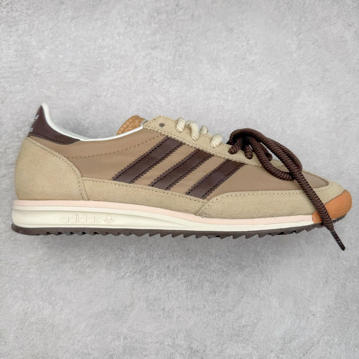 ＃HP纯原 AD Wmns SL72 OG 系列德训足球风百搭低帮休闲运动板鞋 KK3661 采用高弹EVA+MODEL+RB三层组合底 区别市面RB一体大底 三层组合鞋底重量与原鞋一致 Originals 将有「T 头鞋」造型的诞生于 1972 年的 SL72 鞋款复刻带回 各位买鞋又有新选择了 1972 年 SL72 问世后 引领了后来阿迪达斯的跑鞋发展方向 其中「SL」代表了 Super Light 彰显了产品轻便的特性 1972 年 SL72 问世后 引领了后来阿迪达斯的跑鞋发展方向 其中「SL」代表了 Super Light 彰显了产品轻便的特性 这次 Originals 延续其轻质经典的基因 带来男女两款 SL72 男生款带来 SL72 RS 鞋型 RS 意为 Reshaped（重塑）鞋款在保留了经典的外观基础上 在尼龙材质里增加了填充物 使鞋型更加挺立和饱满 鞋头则更加圆润 鞋底的 EVA 材质则增加了鞋款的高度 女生款则带来 SL72 OG W 鞋型 OG 顾名思义则是致敬经典款式 相较于 RS（Reshaped）鞋款 鞋身更加纤细 其整体鞋身轮廓、线条、细节、材质上尊崇 70 年代 SL72 的设计 还原经典味道 尺码：36 36⅔ 37⅓ 38 38⅔ 39⅓ 40 40⅔ 41⅓ 42 42⅔ 43⅓ 44 44⅔ 45-选品中心